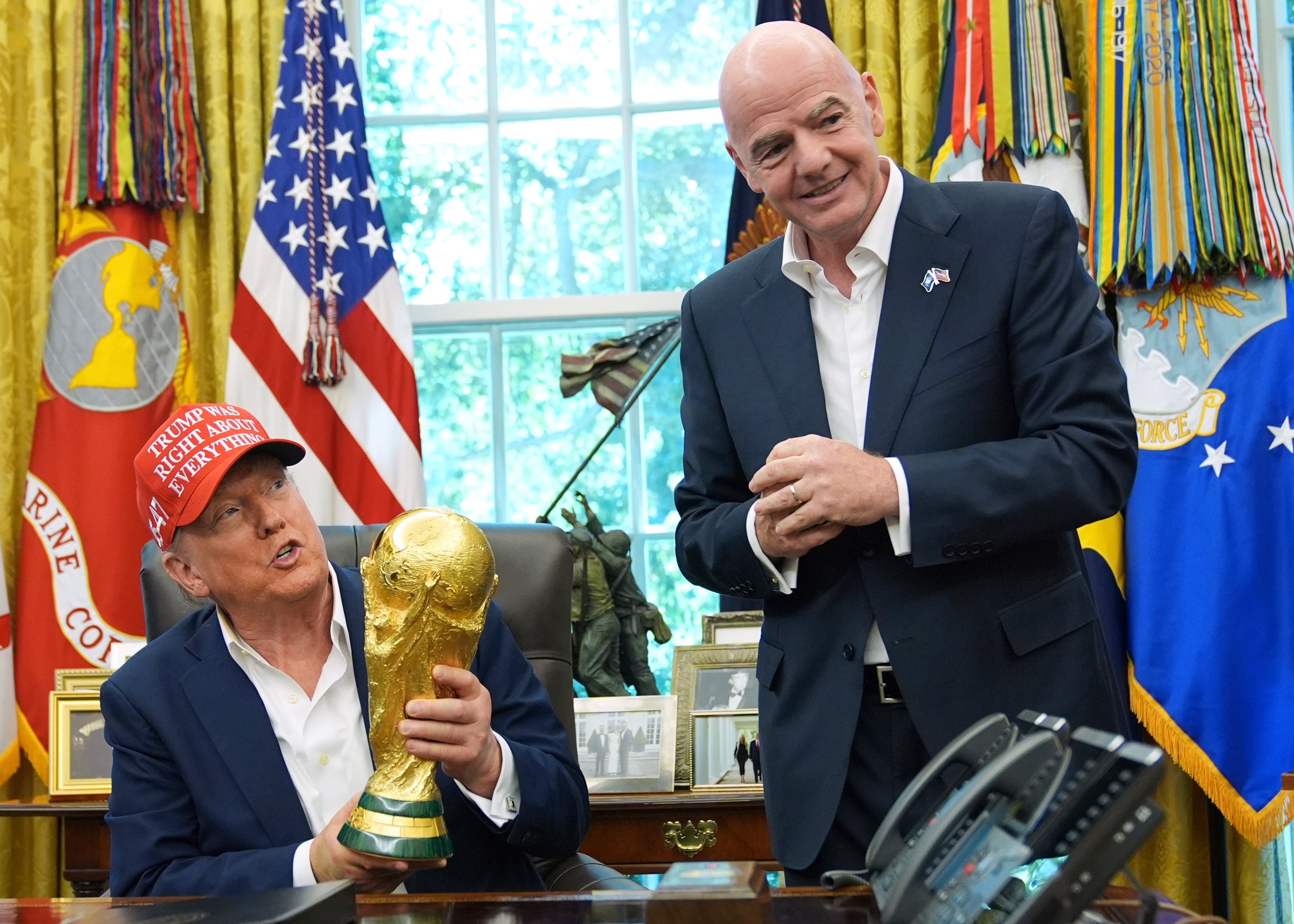 Donald Trump sostiene el trofeo de la Copa del Mundo