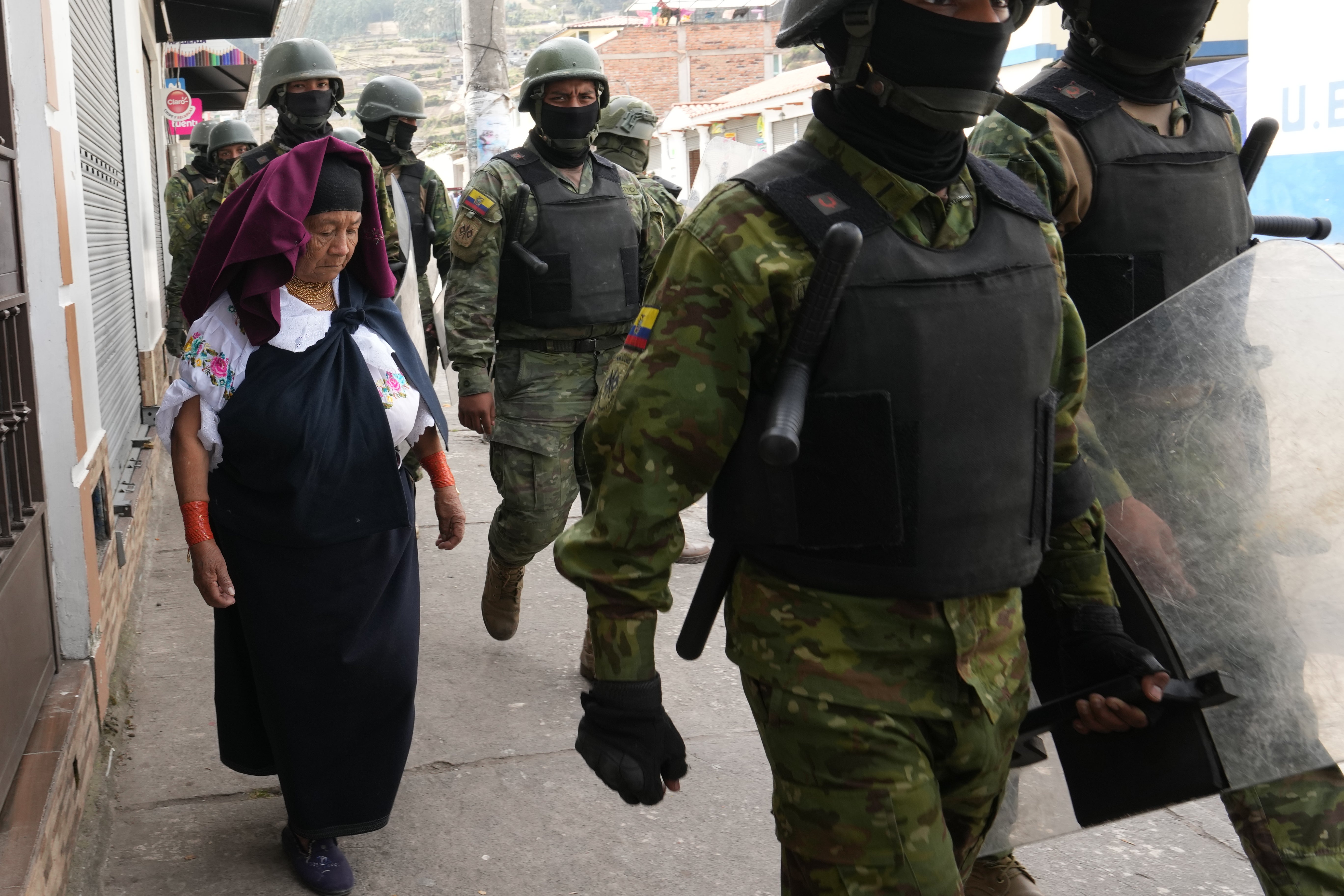 Otavalo, una ciudad sitiada y casi sin provisiones debido a prolongado paro indígena en Ecuador