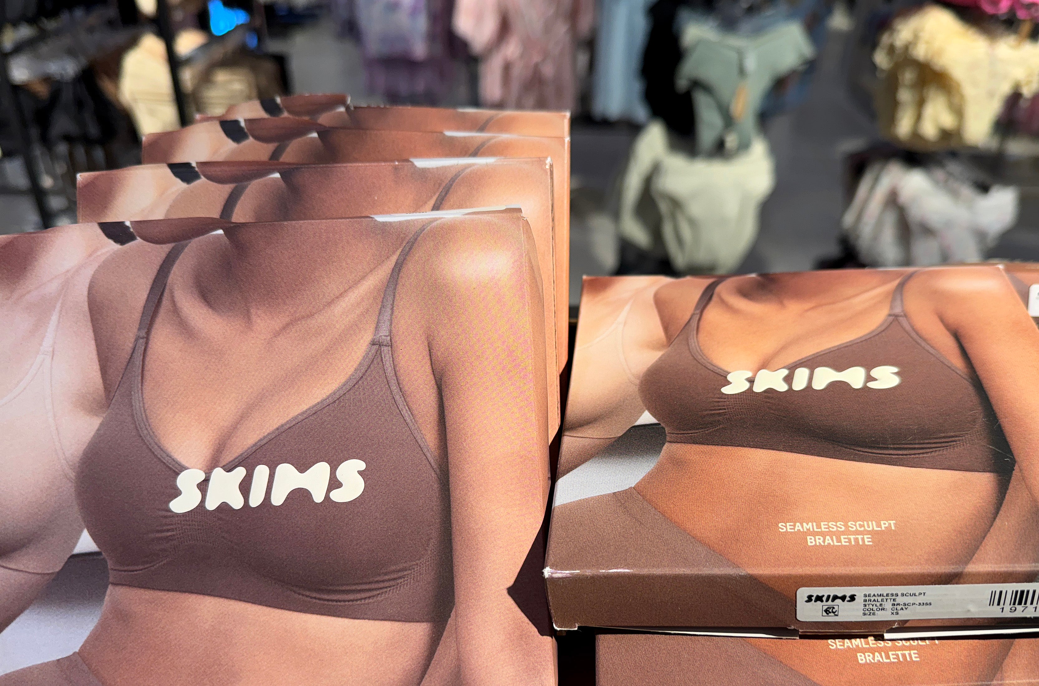 En su sitio web, Skims presenta el producto junto con el video promocional y un eslogan provocador que invita a elegir el color de vello púbico que más te guste