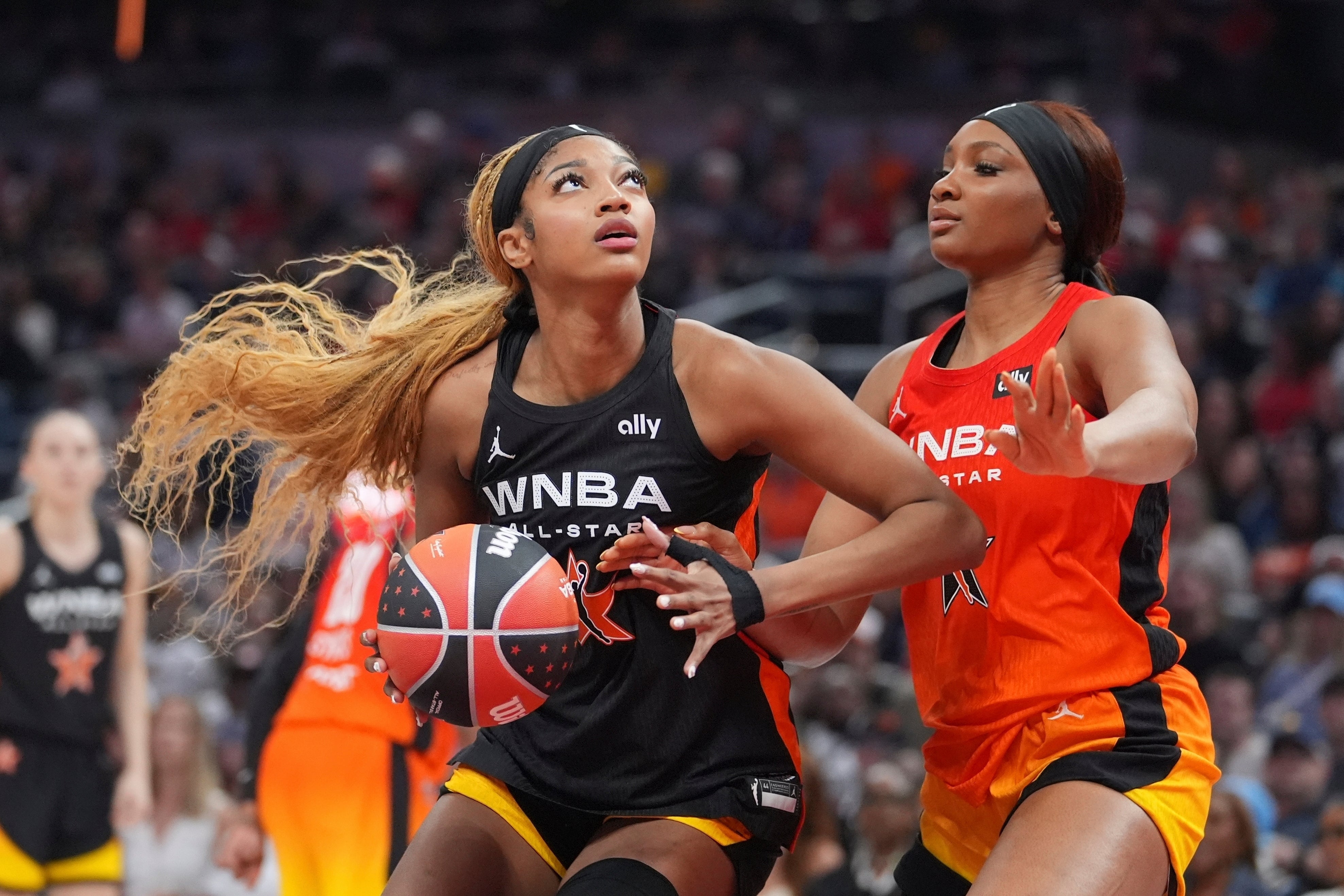 Angel Reese, jugadora de las Chicago Sky, hará historia al convertirse en la primera atleta profesional en participar en el icónico desfile de Victoria’s Secret