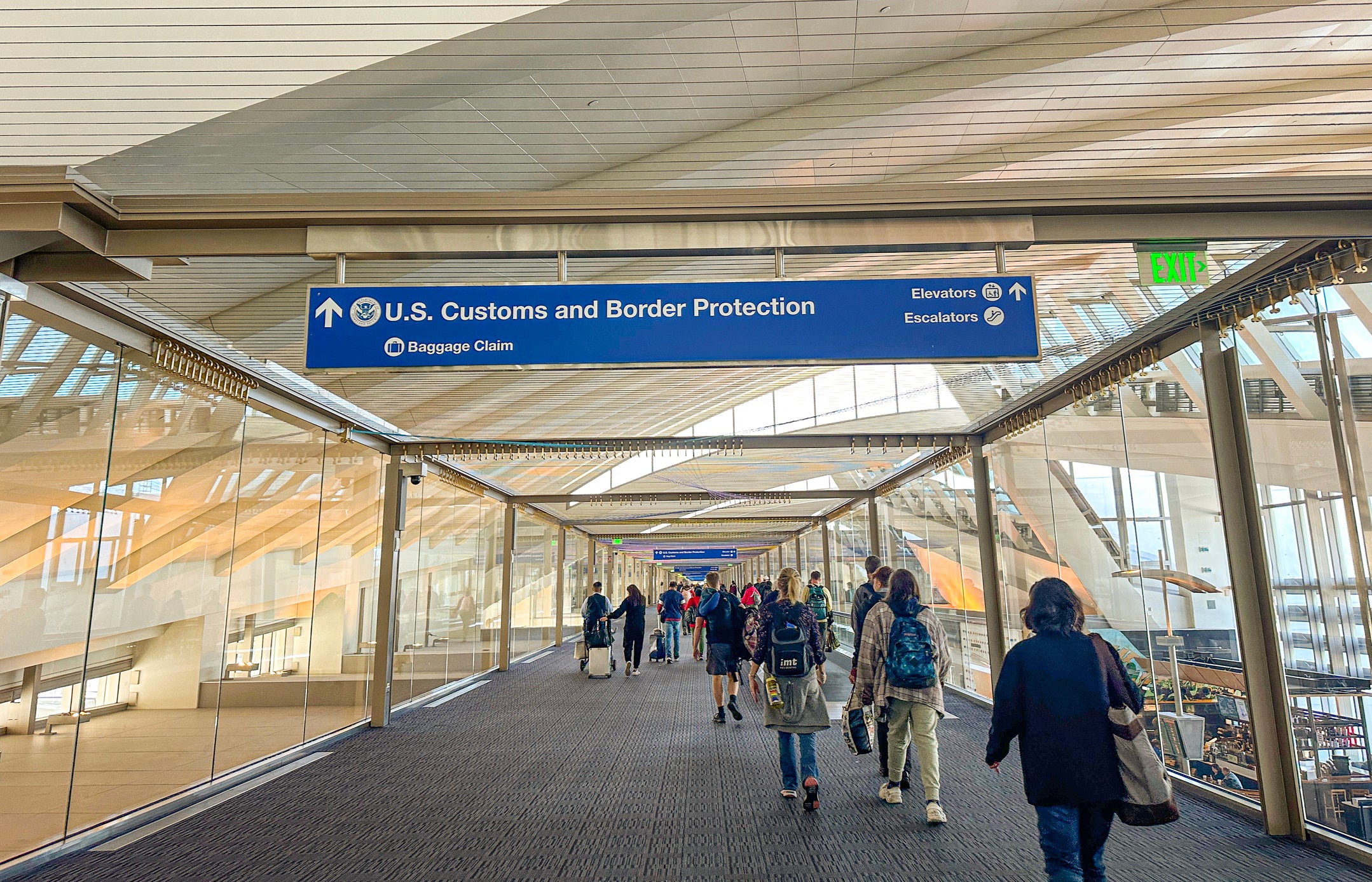 Los datos del Departamento de Estado de EE. UU. muestran un aumento de 10.000 en los visados O-1 concedidos entre 2021 y 2022, y la cifra se ha mantenido alta desde entonces. En 2024, el departamento concedió 19.457 visas O-1. Esta cifra sigue siendo menos de una décima parte del número de visas H-1B expedidas, y las visas O-1 siguen siendo una pequeña fracción del número total concedido