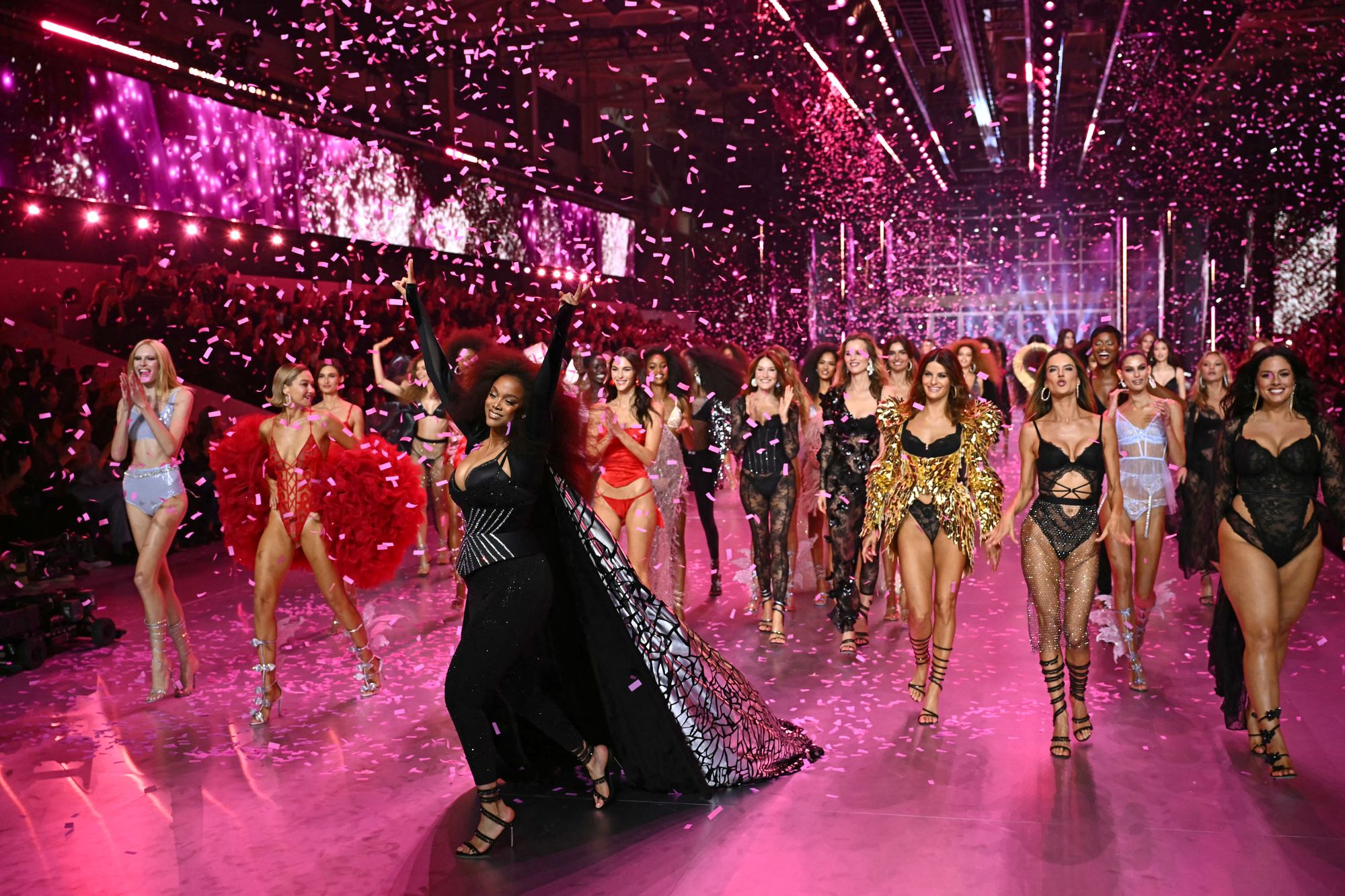 Victoria’s Secret 2025: cómo ver el desfile en el que debuta famosa basquetbolista