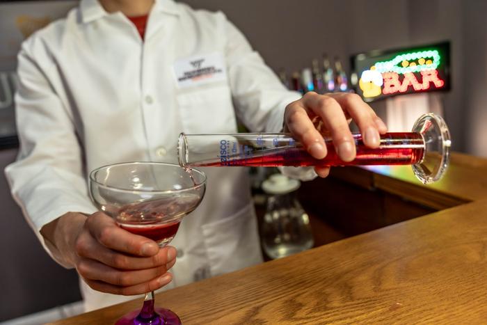 Más de la mitad de los adultos en EE. UU. consume alcohol, pese a las evidencias constantes que lo vinculan con el cáncer y enfermedades hepáticas