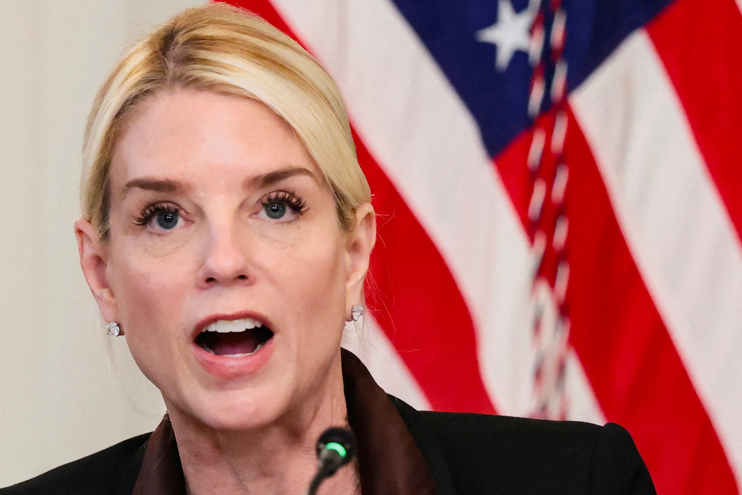 La fiscal general de EE. UU., Pam Bondi, afirmó que un alto funcionario de Trump, supuestamente captado en video aceptando un soborno de $50.000, fue exonerado de cualquier delito