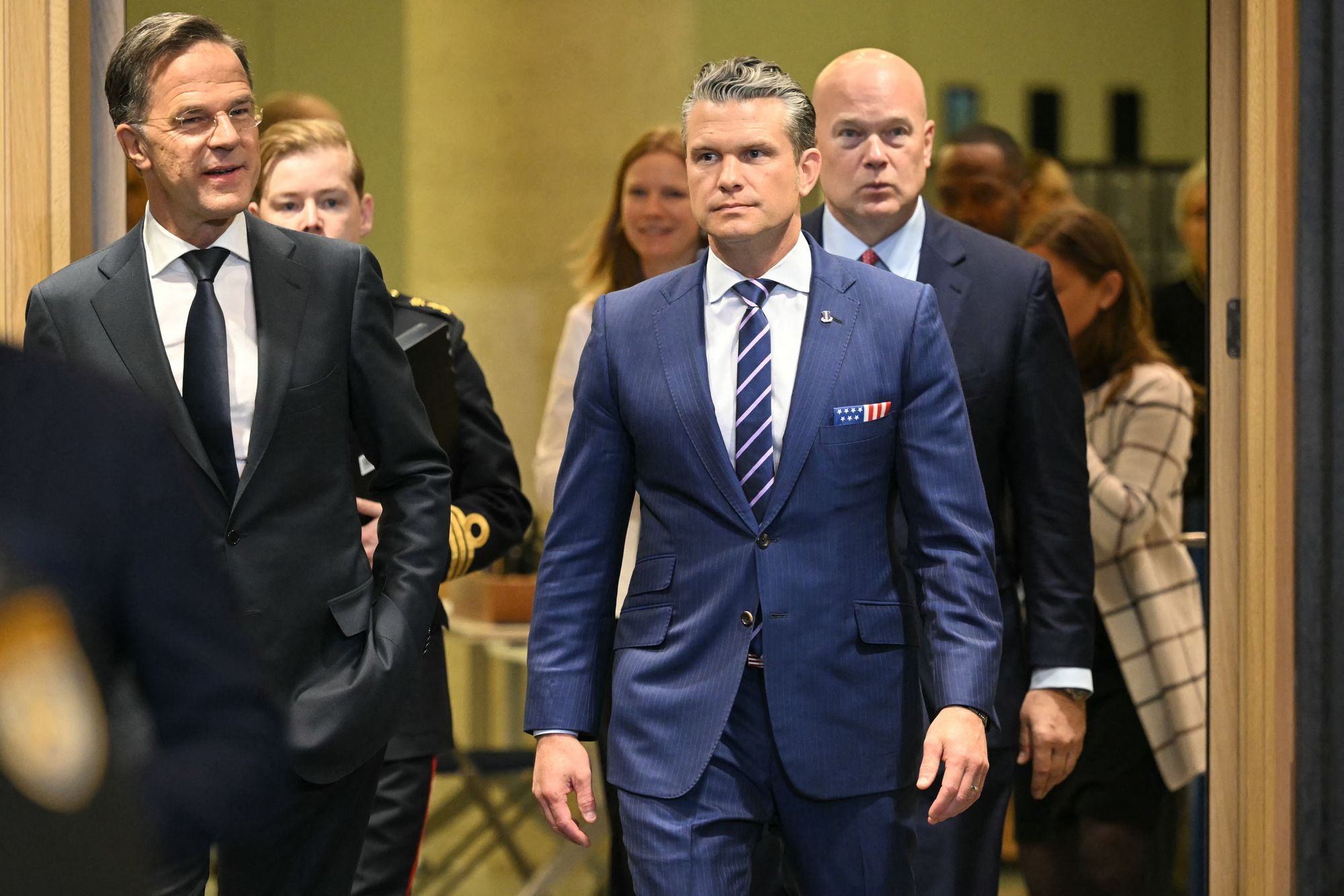 El secretario de Defensa de EE. UU., Pete Hegseth, se encontraba el miércoles en Bruselas, Bélgica, para asistir a la reunión de ministros de defensa de la OTAN, antes de que su avión tuviera que realizar un aterrizaje de emergencia debido a la rotura de un parabrisas