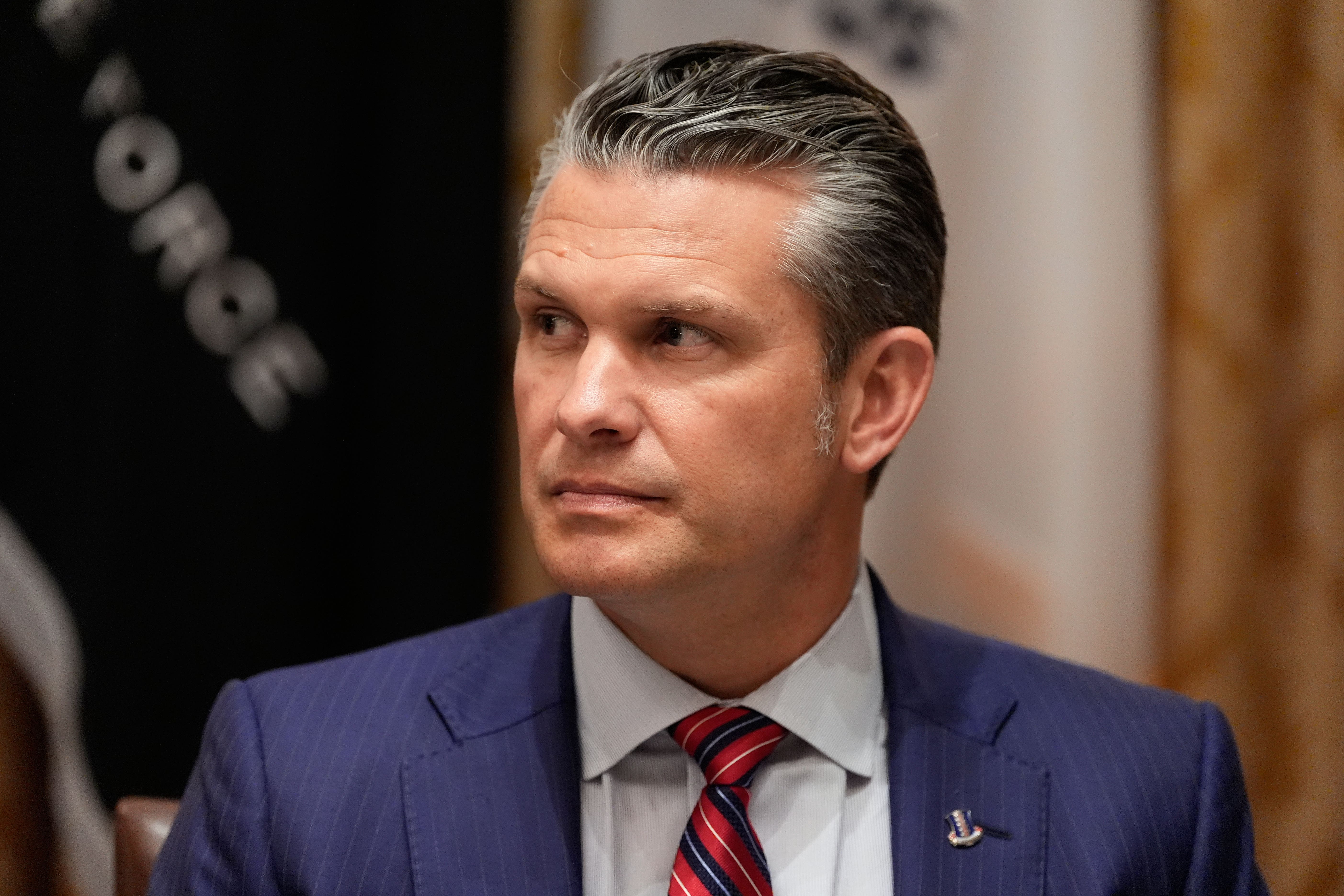 Después de que el secretario de Defensa de EE. UU., Pete Hegseth, exigiera que el cuerpo de prensa del Pentágono firmara las nuevas restricciones impuestas a los medios de comunicación, solo 15 reporteros accedieron