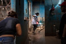 “Una semana después esto se ve horrible". Tras las lluvias, pueblos mexicanos siguen en el lodo