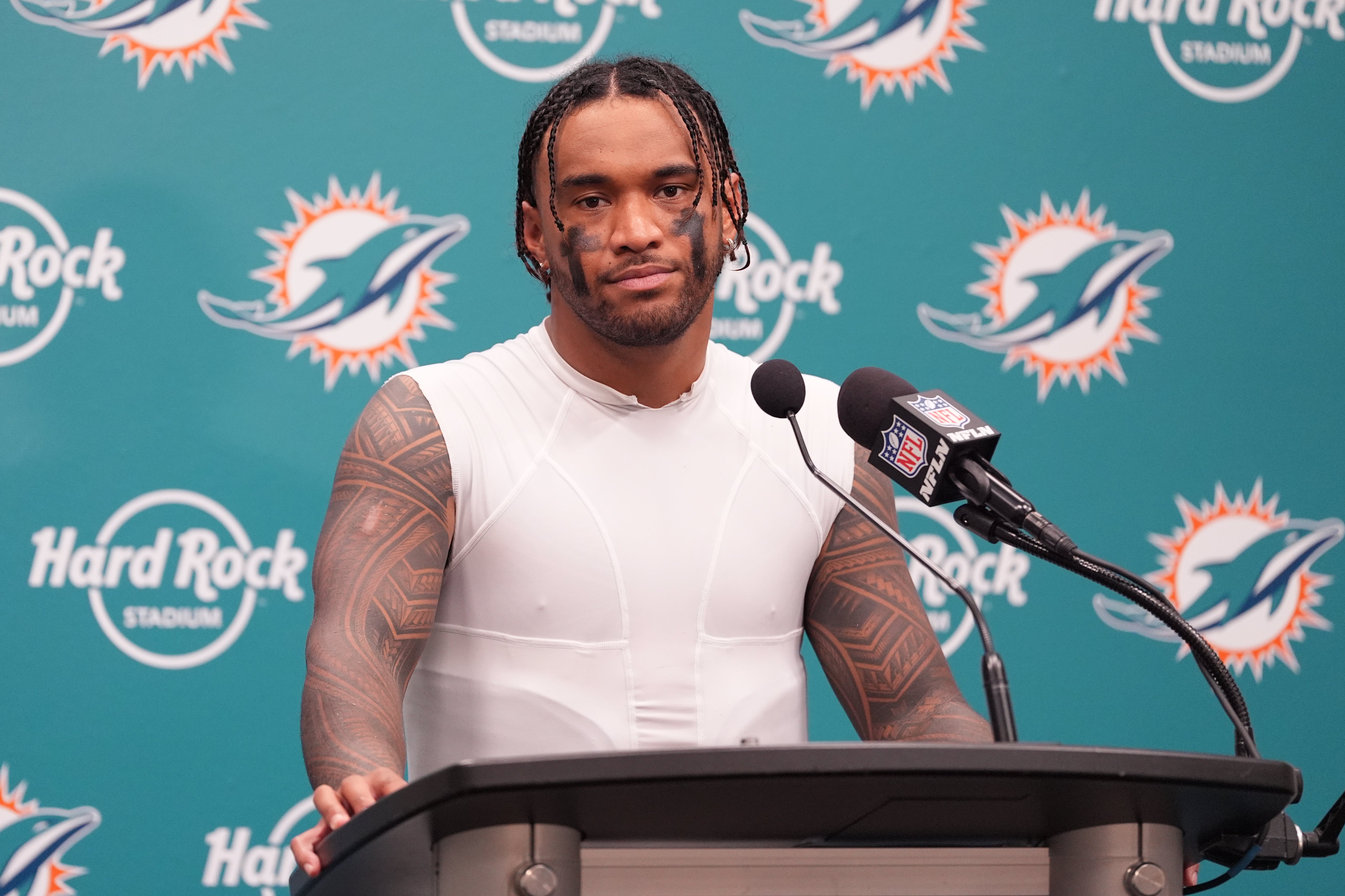 DOLPHINS-TAGOVAILOA