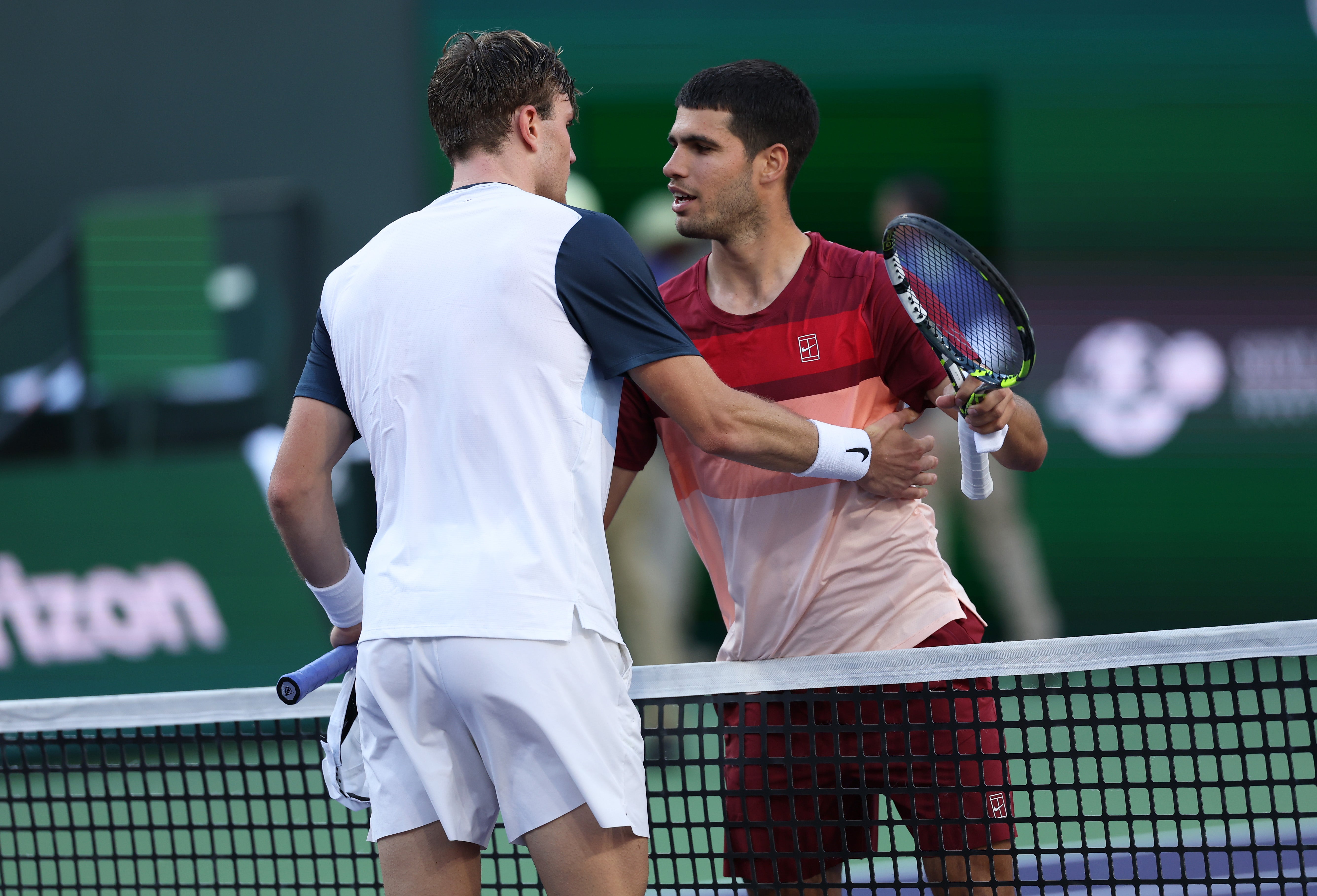 Jack Draper, de Gran Bretaña, saluda en la red tras su victoria en tres sets sobre Carlos Alcaraz en Indian Wells