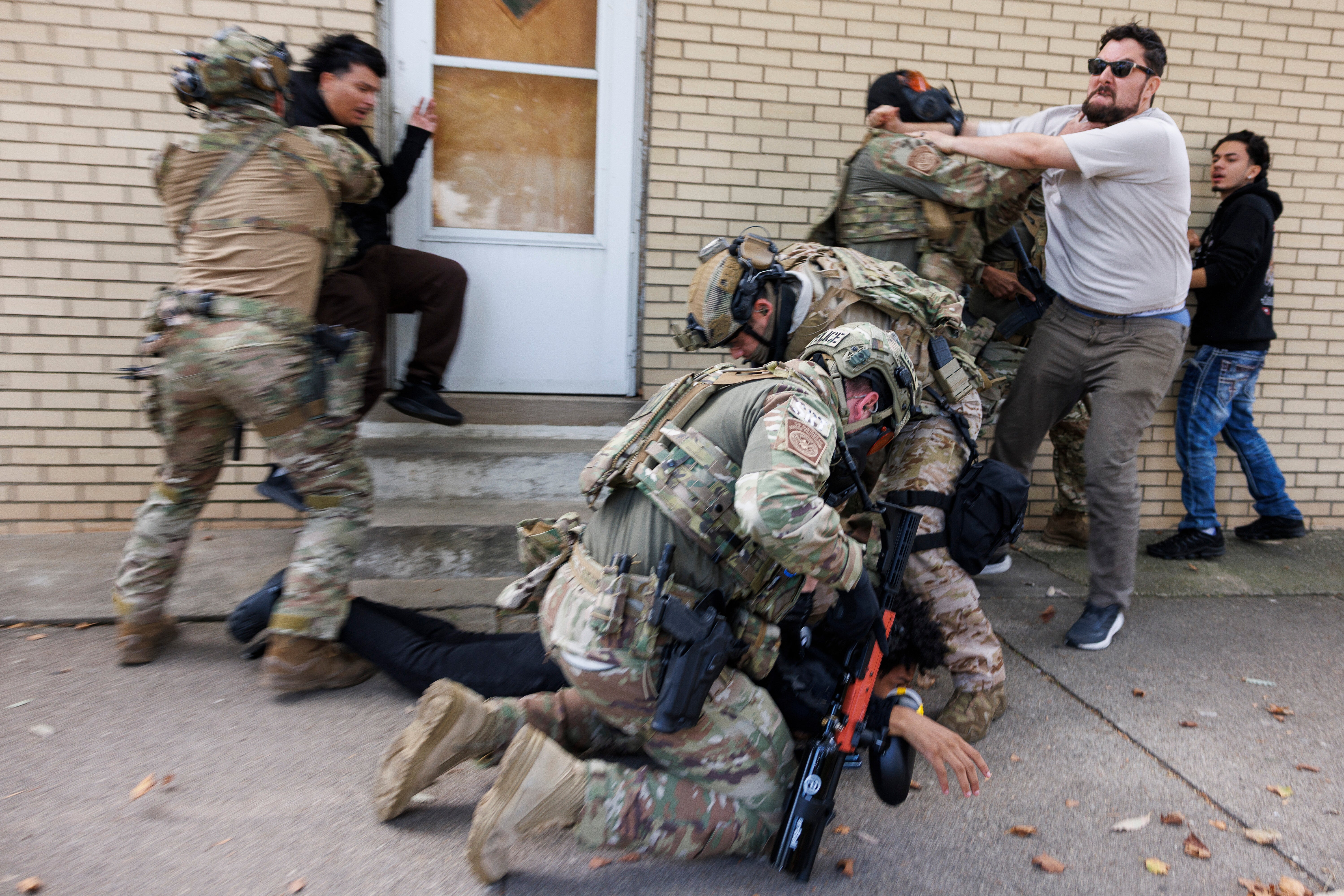 Una jueza federal ordenó a los agentes federales que participaban en la “Operación Midway Blitz” en Chicago que llevaran cámaras corporales después de que pareciera haberse violado su orden de alejamiento que bloqueaba el uso de armas antidisturbios
