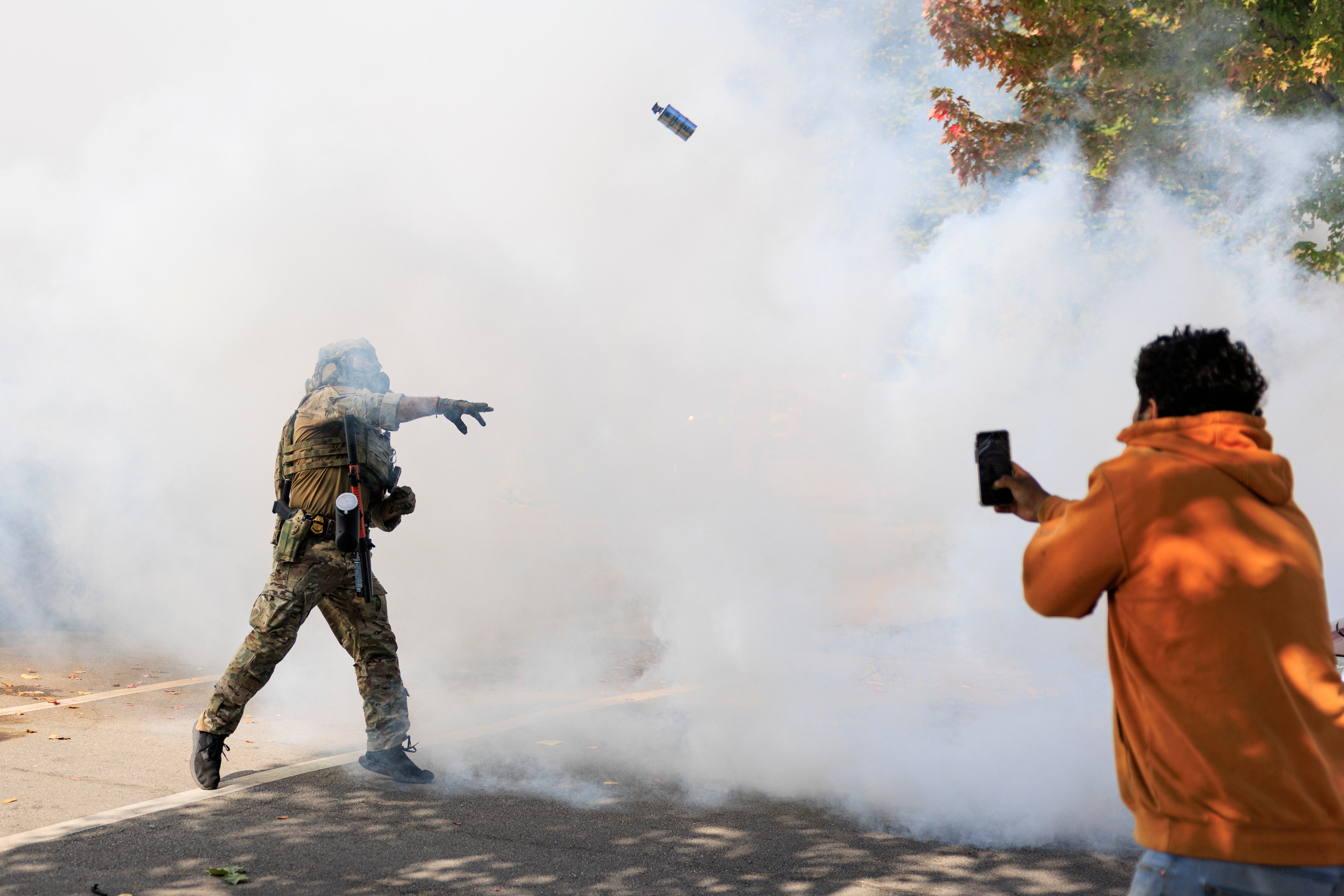 Agentes federales han disparado gases lacrimógenos contra manifestantes en Chicago al menos dos veces en los días posteriores a que una jueza federal impidiera a los agentes utilizar armas antidisturbios sin previo aviso