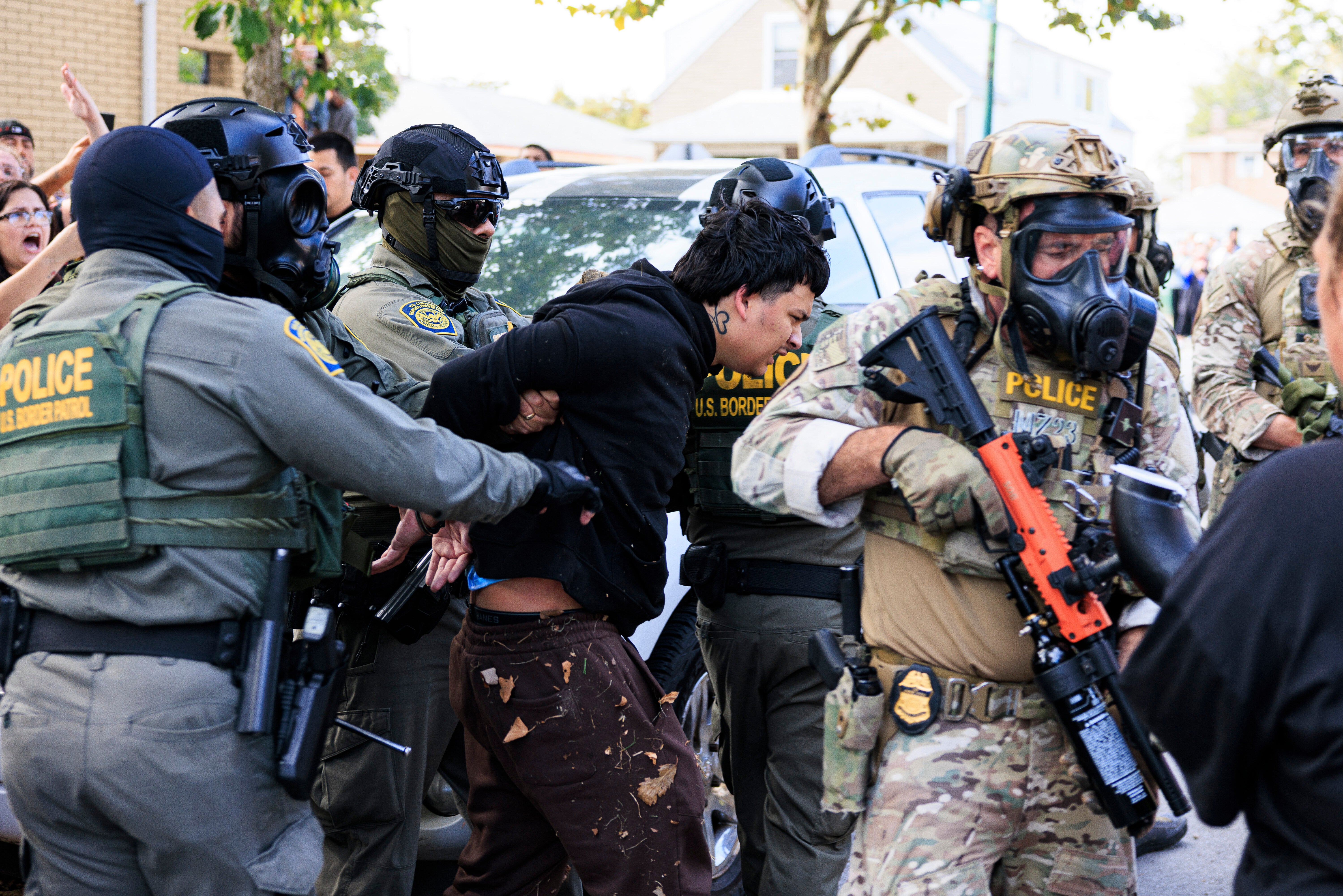 Donald Trump ha enviado agentes federales a Chicago y a otras ciudades lideradas por los demócratas mientras los manifestantes siguen protestando contra las amplias detenciones de inmigrantes