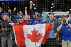 Canadienses dejan de lado el desprecio por aranceles y retórica de Trump por amor a los Azulejos