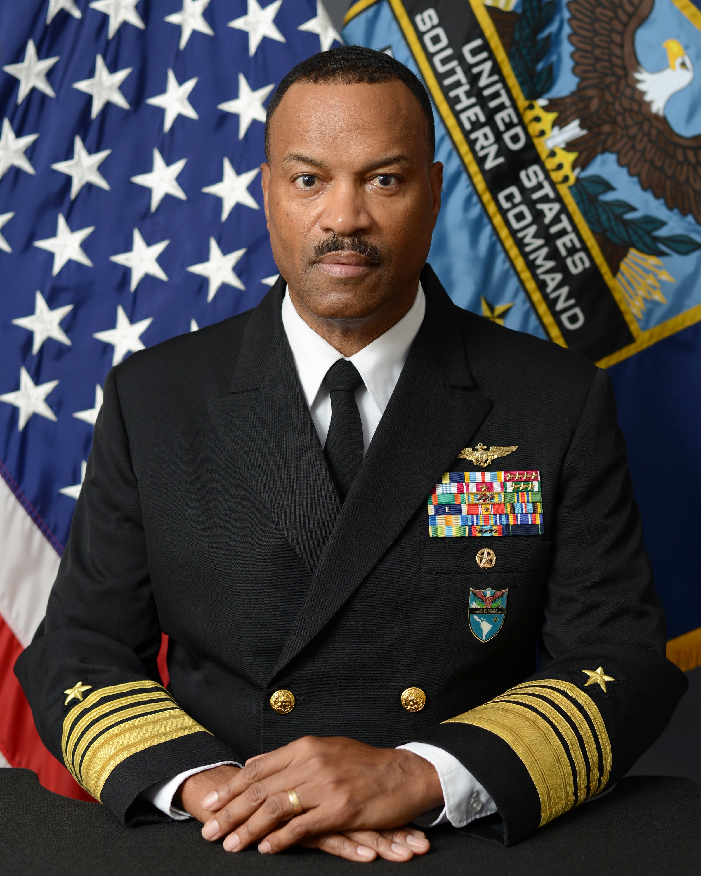 El almirante Alvin Holsey, jefe del Comando Sur de EE. UU. que supervisa los ataques contra lo que el Gobierno de Trump afirma que son narcoembarcaciones venezolanas, dimite tras expresar su preocupación por los ataques