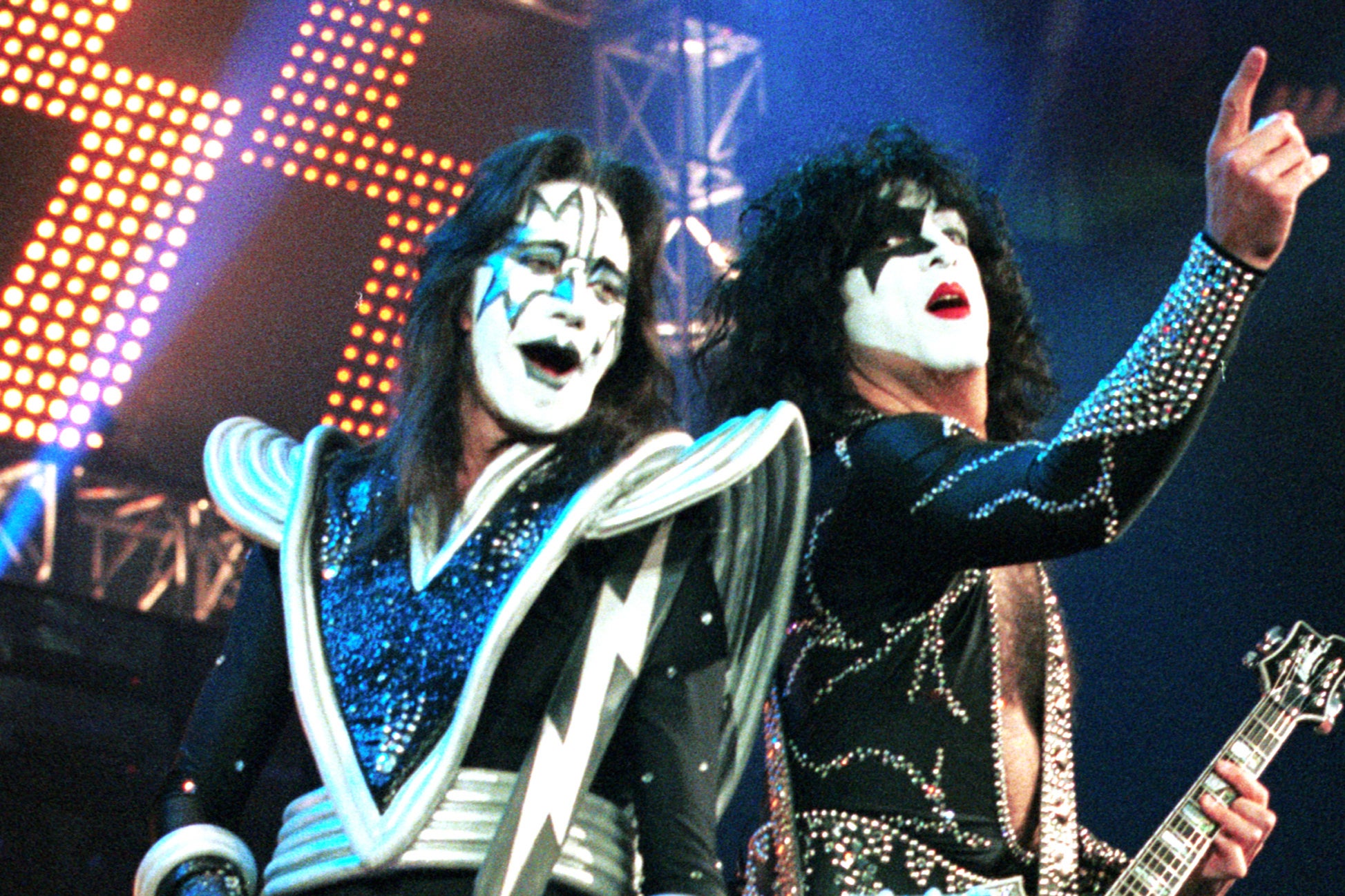 Ace Frehley y el cantante Paul Stanley, de Kiss, en un concierto en Nueva Jersey en junio de 2000