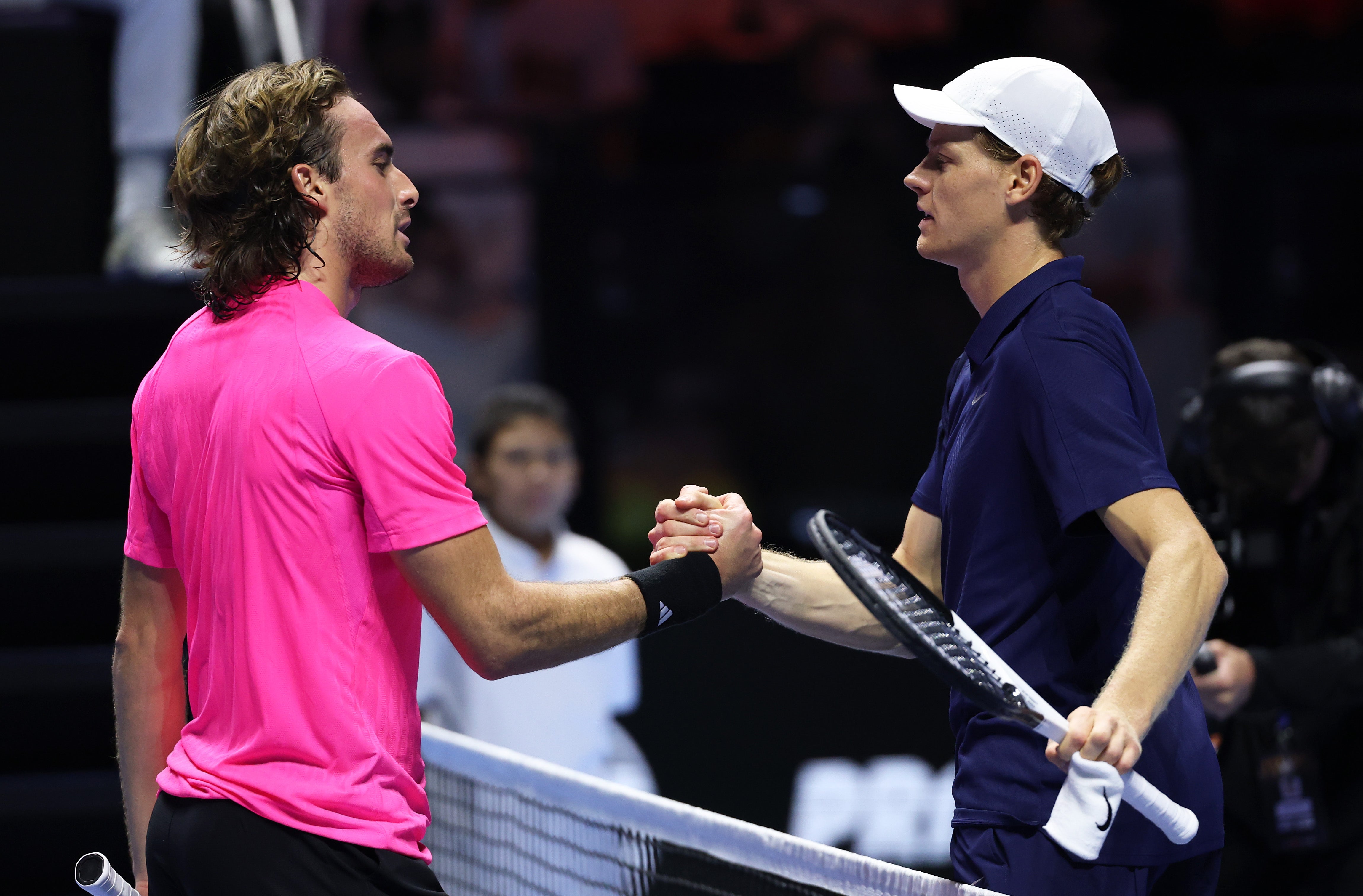 Jannik Sinner, de Italia, saluda a Stefanos Tsitsipas en la red tras su victoria en sets corridos
