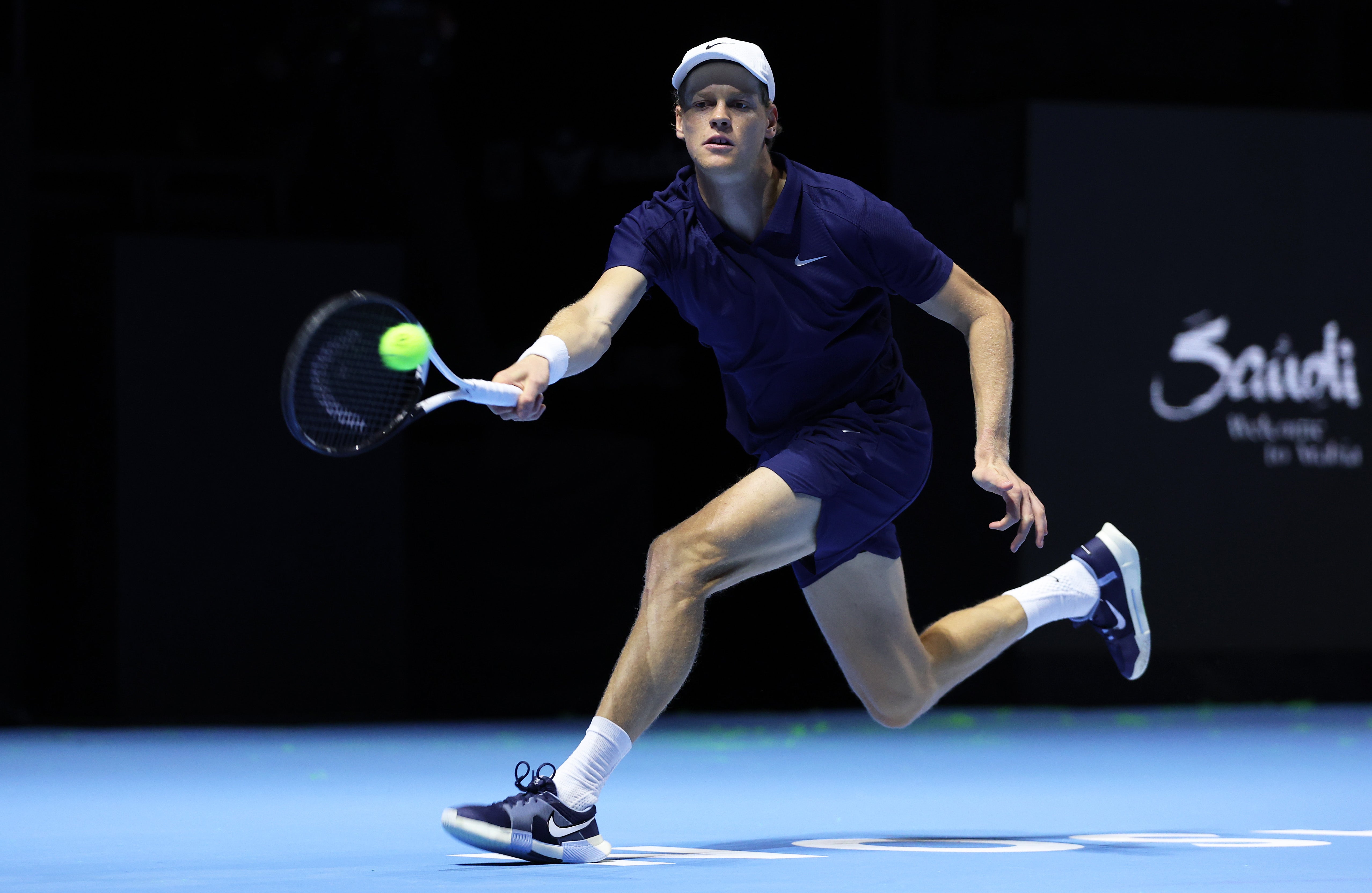 Jannik Sinner, de Italia, ejecuta un golpe de derecha ante Stefanos Tsitsipas, de Grecia, en su duelo de cuartos de final