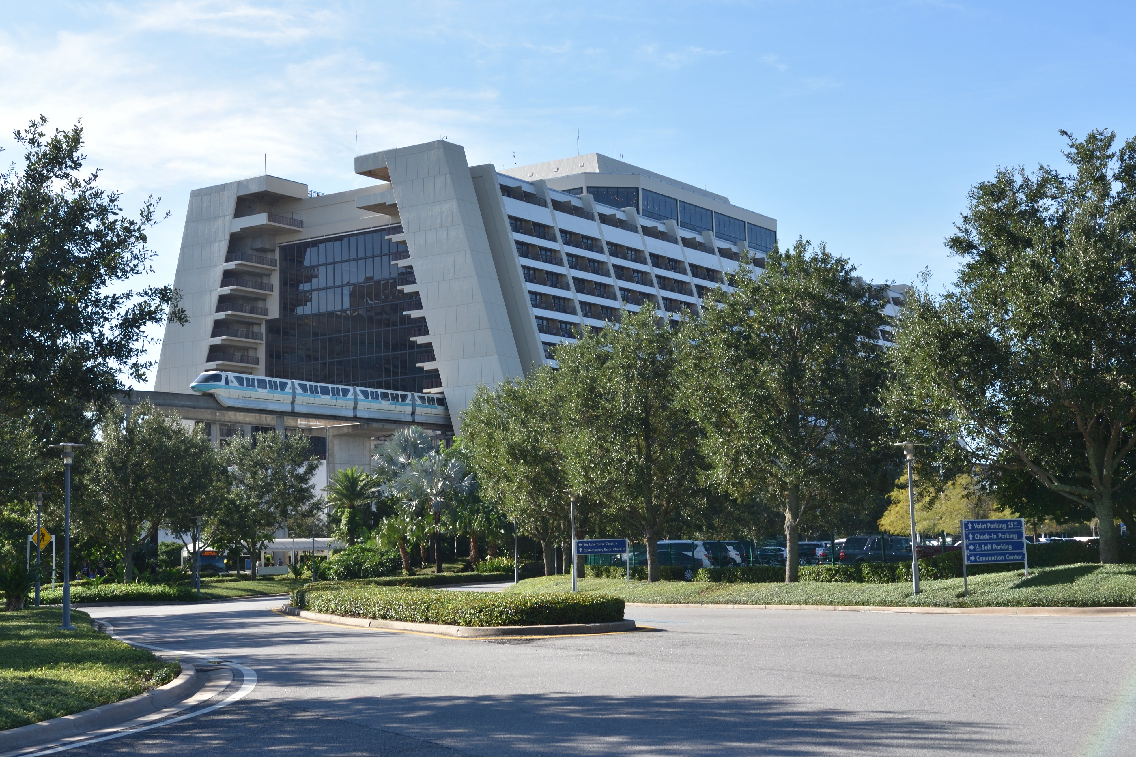 La huésped fue encontrada muerta en el hotel Contemporary Resort de Disney World, el cual tiene un monorraíl que atraviesa el centro del edificio