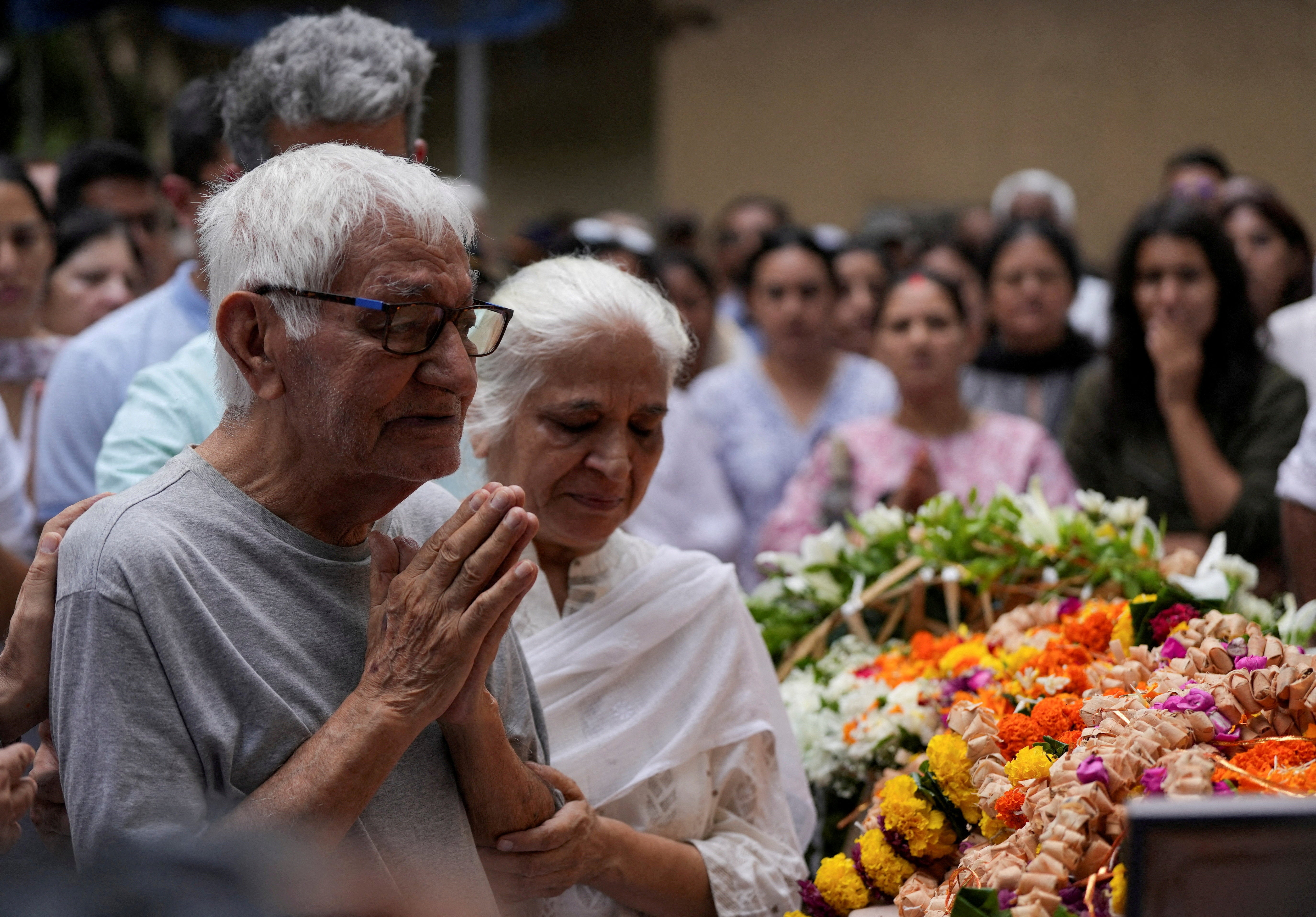El padre del capitán Sumeet Sabharwal asiste a su funeral