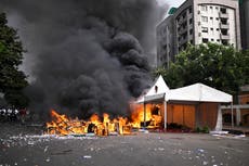 Surgen enfrentamientos en la capital de Bangladesh mientras partidos políticos firman nueva carta