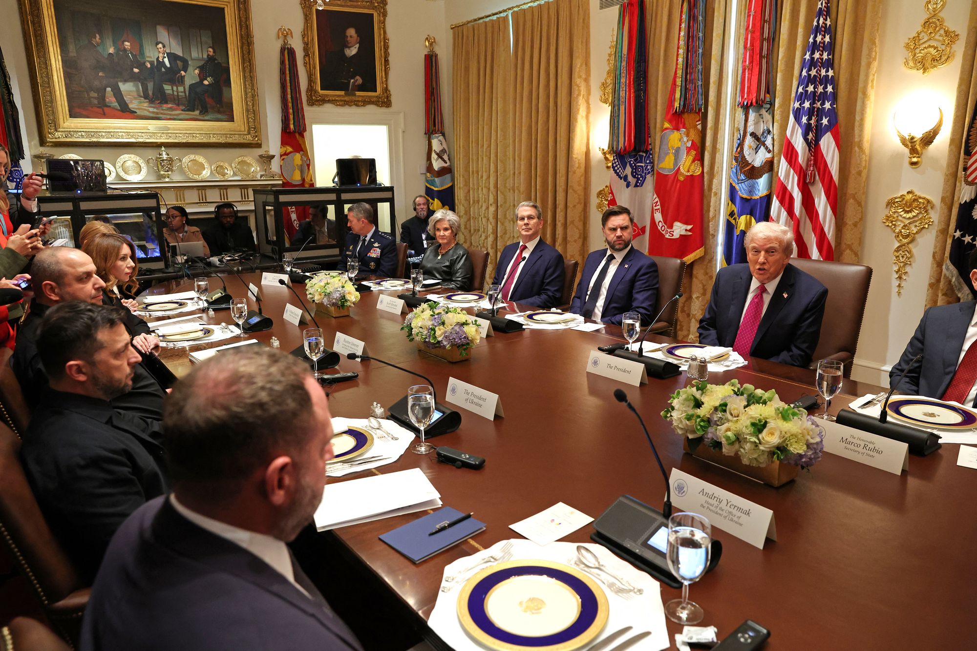 El estilo dorado también se extiende a la Sala del Gabinete de Trump, donde se reúne con altos funcionarios y líderes extranjeros