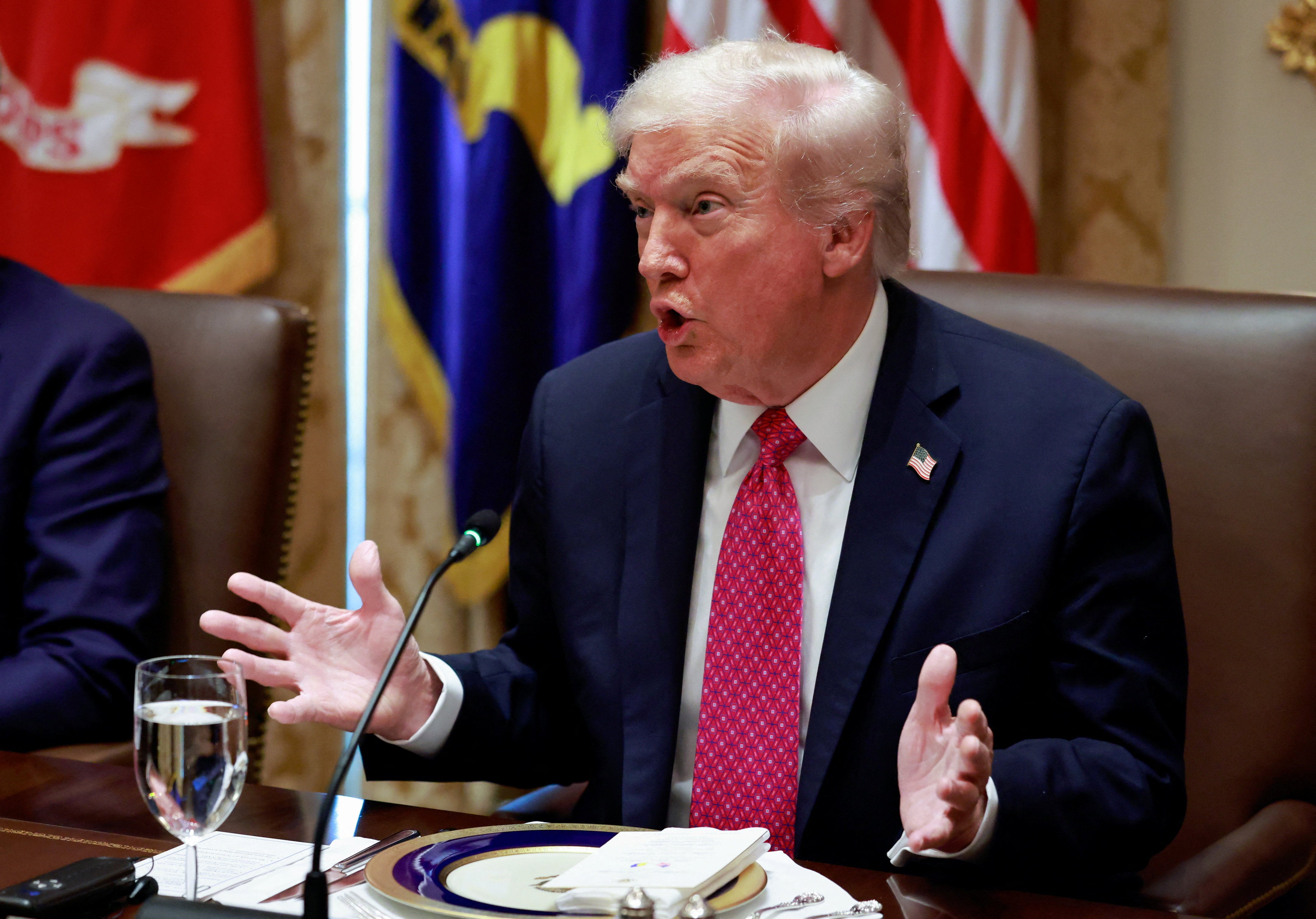 Tras utilizar la palabrota, Trump dio por concluida rápidamente la rueda de prensa y los locutores pidieron disculpas a los espectadores por el lenguaje del presidente