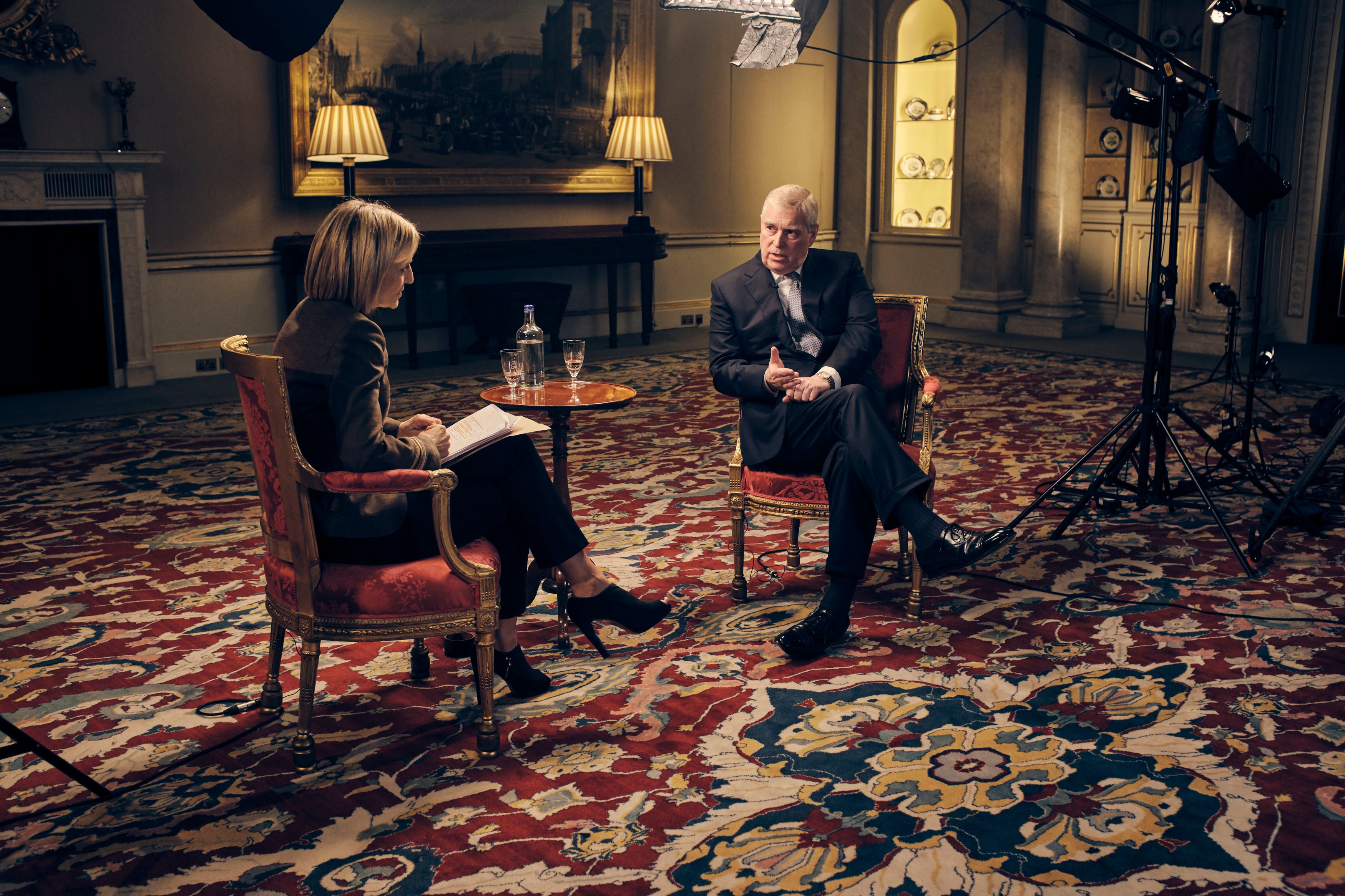 El príncipe Andrés habla por primera vez sobre sus vínculos con Jeffrey Epstein en una entrevista con Emily Maitlis para BBC Newsnight. (Mark Harrison/BBC/PA)
