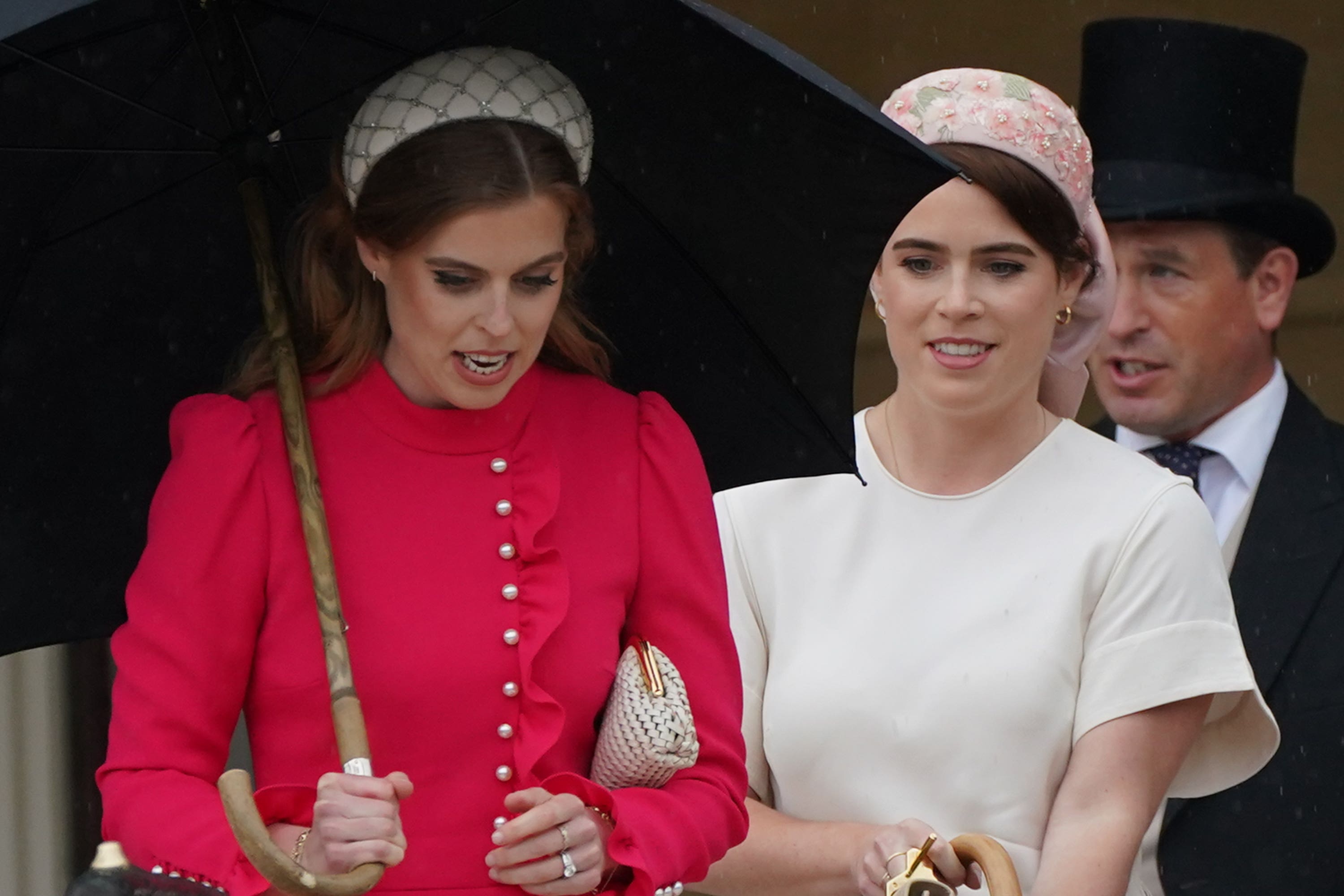 Las princesas Beatrice y Eugenie conservaron sus títulos luego de que el rey Carlos iniciara el proceso para despojar al príncipe Andrés de los suyos