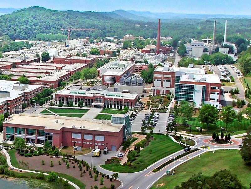Worrall era director de programas de energía nuclear en el Laboratorio Nacional de Oak Ridge, en el este de Tennessee, hasta su detención el 6 de octubre acusado de explotación infantil