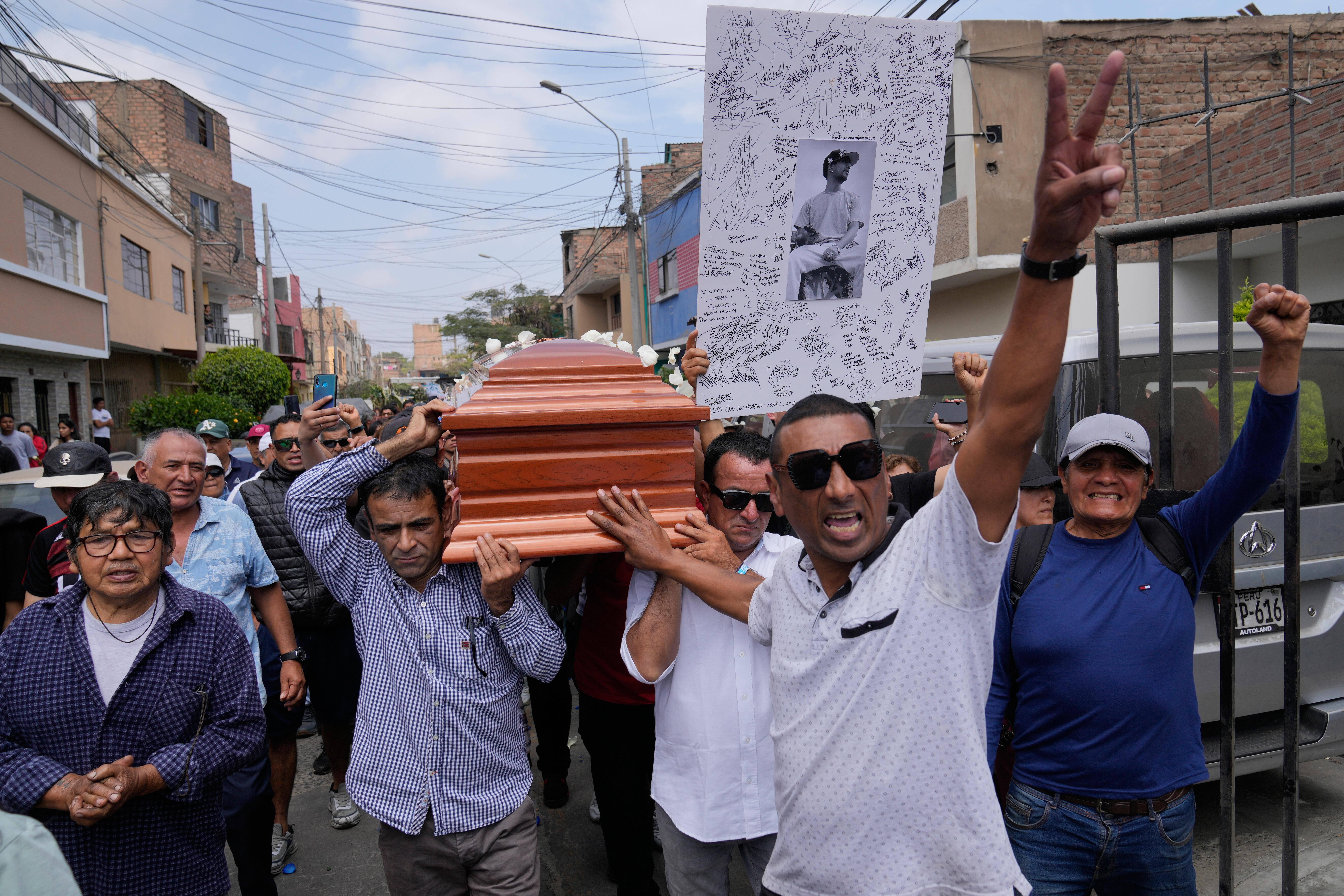 "Justicia para Truko": peruanos despiden a cantante de hip hop muerto en protesta antigubernamental