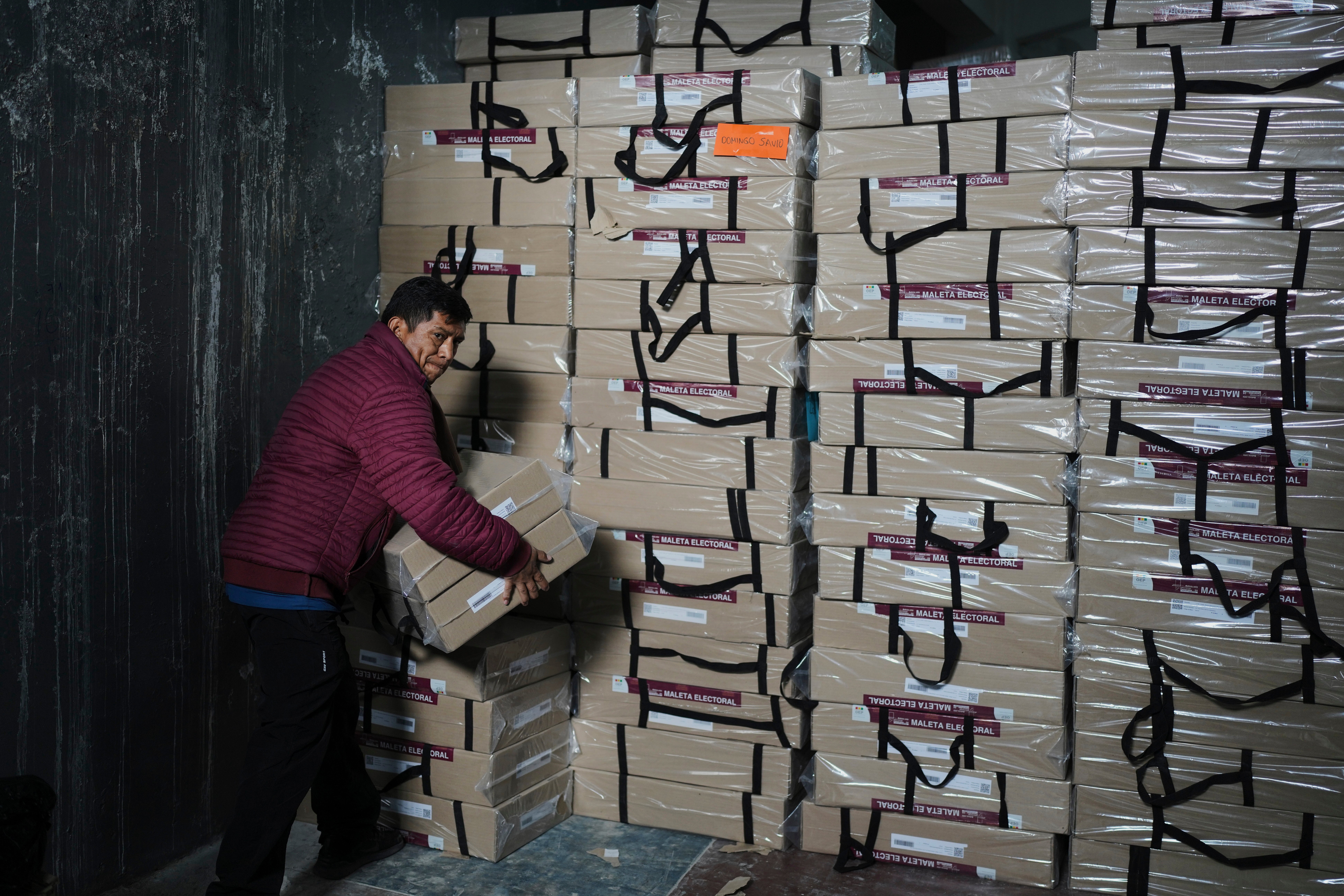 Bolivia define si gira hacia el centro o la derecha en inédita segunda vuelta presidencial