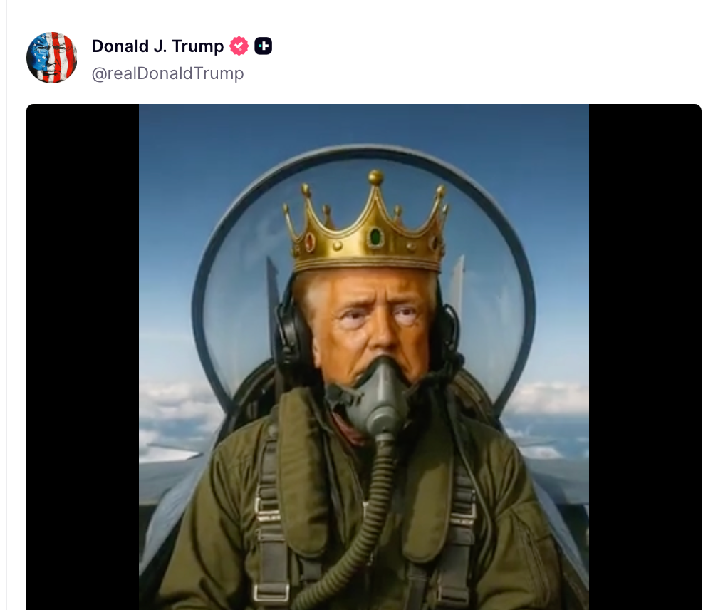 El sábado por la noche, el gobierno de Trump difundió un video donde el presidente, en un jet “Rey Trump”, lanza líquido marrón sobre protestas No Kings