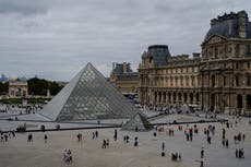 El Museo del Louvre cierra tras un robo