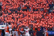 Broncos rinden homenaje a Demaryius Thomas con ceremonia en el Anillo de la Fama