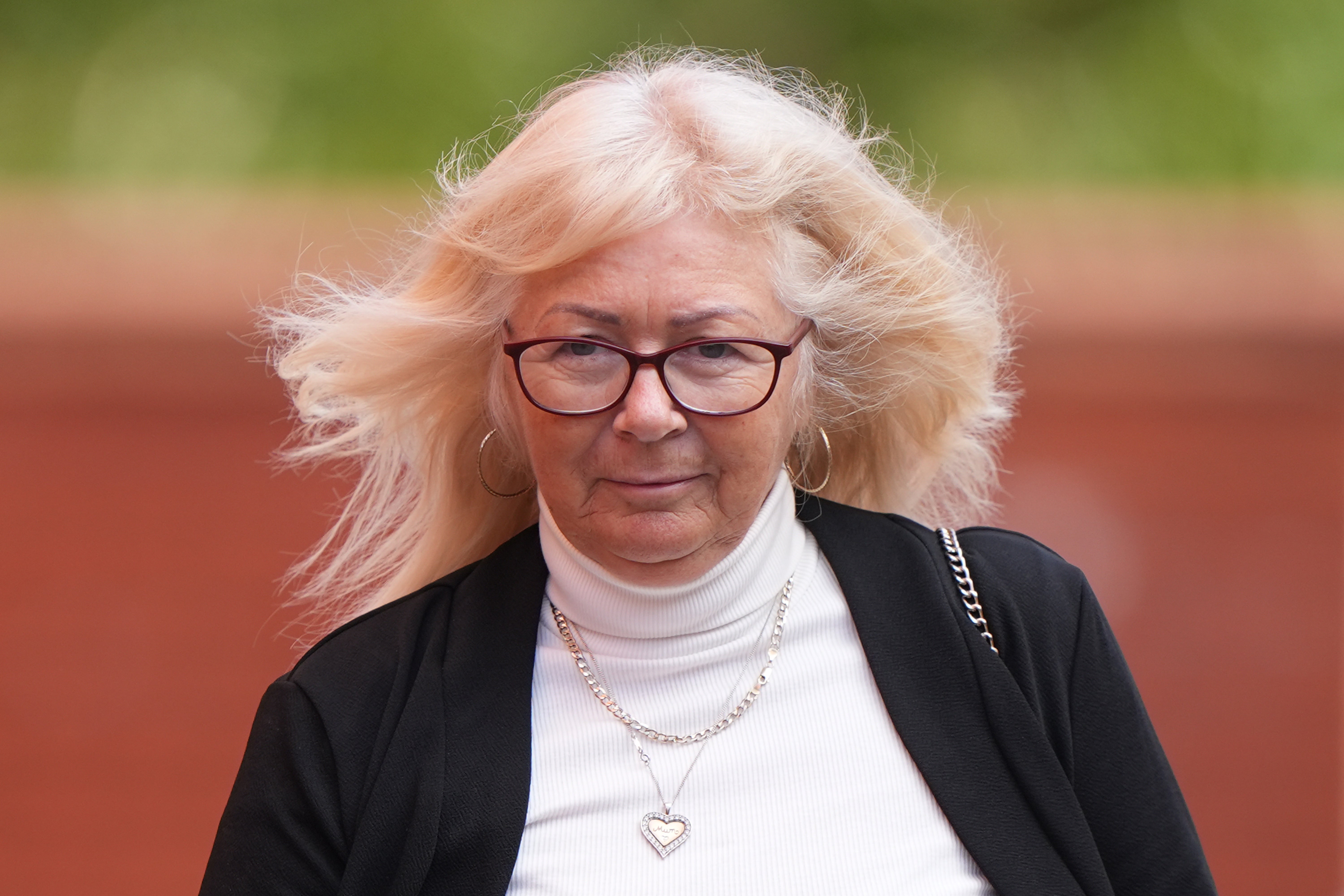 Karen Spragg (61), acusada de acoso junto con Wandelt, apareció en casa de los McCann con la joven en 2024, según escuchó el jurado