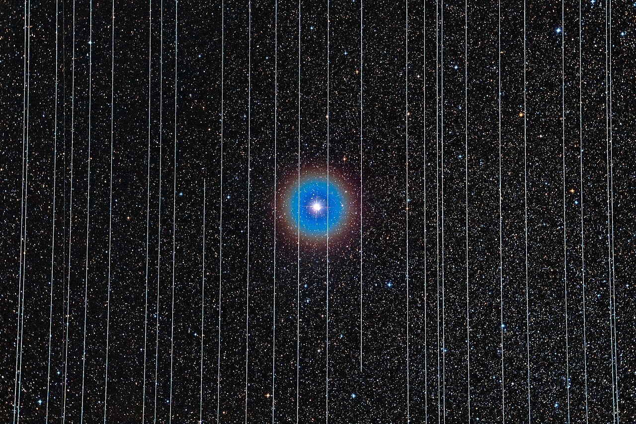 La estrella doble Albireo en Cygnus captada el 26 de diciembre de 2019. Las exposiciones de 2,5 minutos grabaron los satélites Starlink moviéndose por el campo