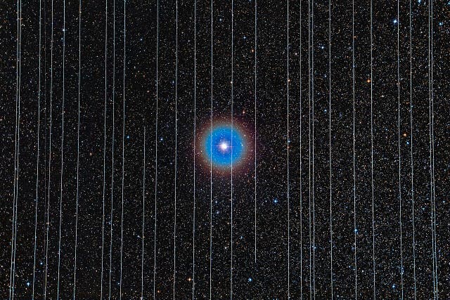 <p>La estrella doble Albireo en Cygnus captada el 26 de diciembre de 2019. Las exposiciones de 2,5 minutos grabaron los satélites Starlink moviéndose por el campo</p>