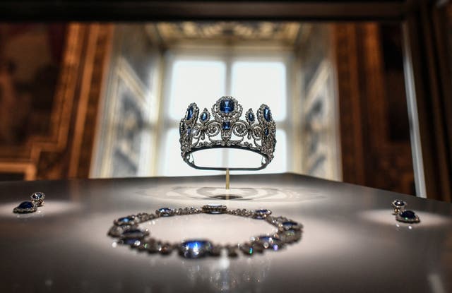 <p>Conjunto de joyas de la reina María Amalia y la reina Hortensia, expuesto en la Galería de Apolo del Museo del Louvre, en París</p>