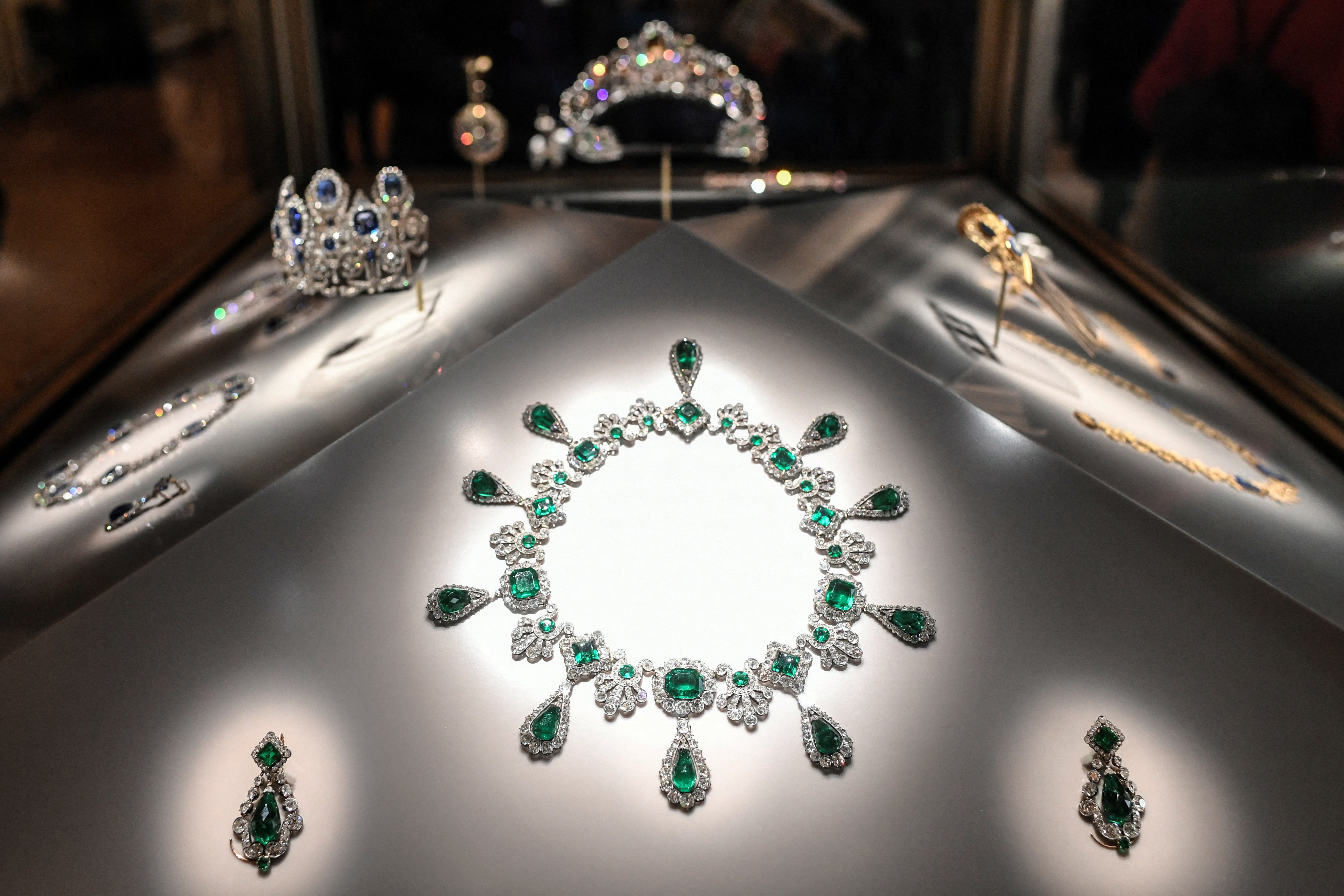 Entre los objetos robados se encuentran el collar de esmeraldas y diamantes que Napoleón regaló a su esposa, la emperatriz María Luisa, y la corona de la emperatriz Eugenia, esposa de Napoleón III