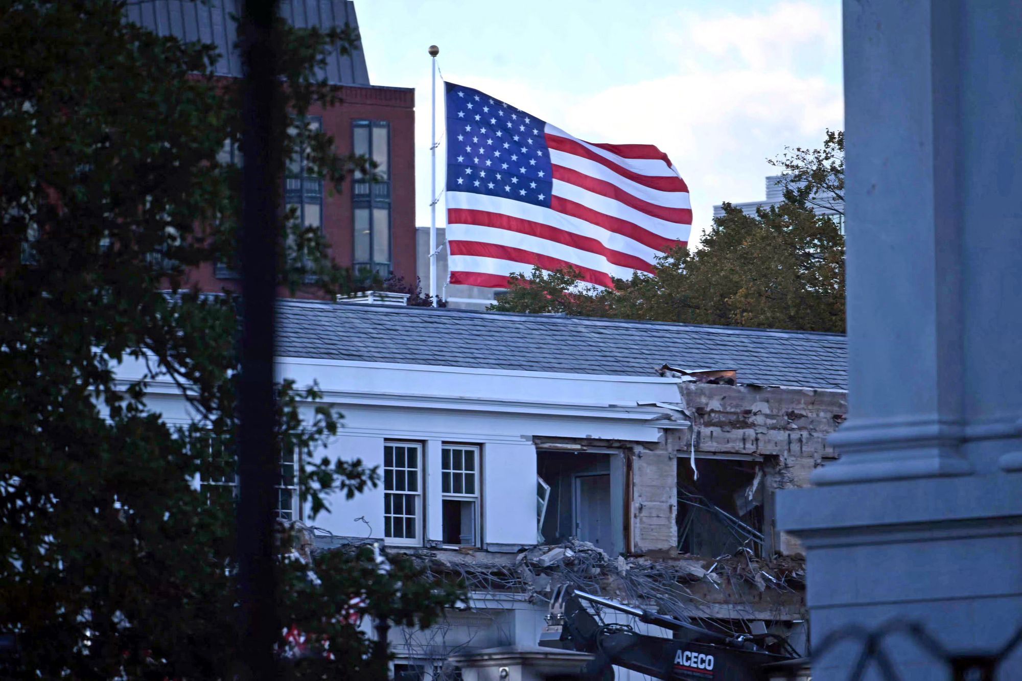 Equipos de demolición están desmontando la fachada del Ala Este de la Casa Blanca para la ampliación del salón de baile de Trump, valorado en 250 millones de dólares