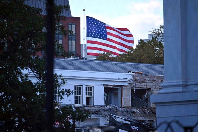 <p>A comienzos de esta semana, cuadrillas de demolición comenzaron a derribar partes del histórico Ala Este de la Casa Blanca para dar paso al nuevo y lujoso salón de baile impulsado por Donald Trump. La obra forma parte de una serie de renovaciones que el presidente ha llevado a cabo tanto en el interior como en el exterior del mundialmente conocido edificio, con cambios que reflejan un estilo más acorde a sus gustos personales</p>