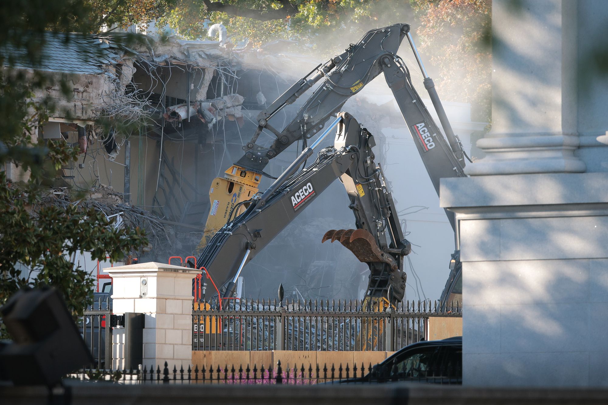Desde el Departamento del Tesoro, los empleados tienen una vista directa de la demolición, mientras las máquinas desmontan la fachada del Ala Este