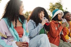 Casi la mitad de la generación Z hoy opta por bebidas “sin y con poco alcohol”