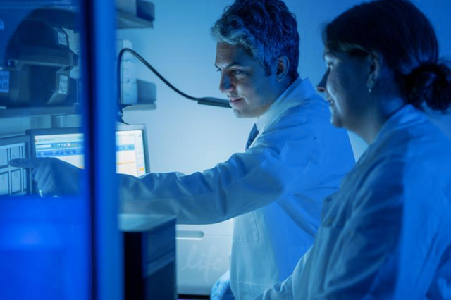 <p>El doctor Elias Sayour (izquierda), investigador principal, afirma que los hallazgos “podrían revolucionar todo el campo de la atención oncológica”</p>