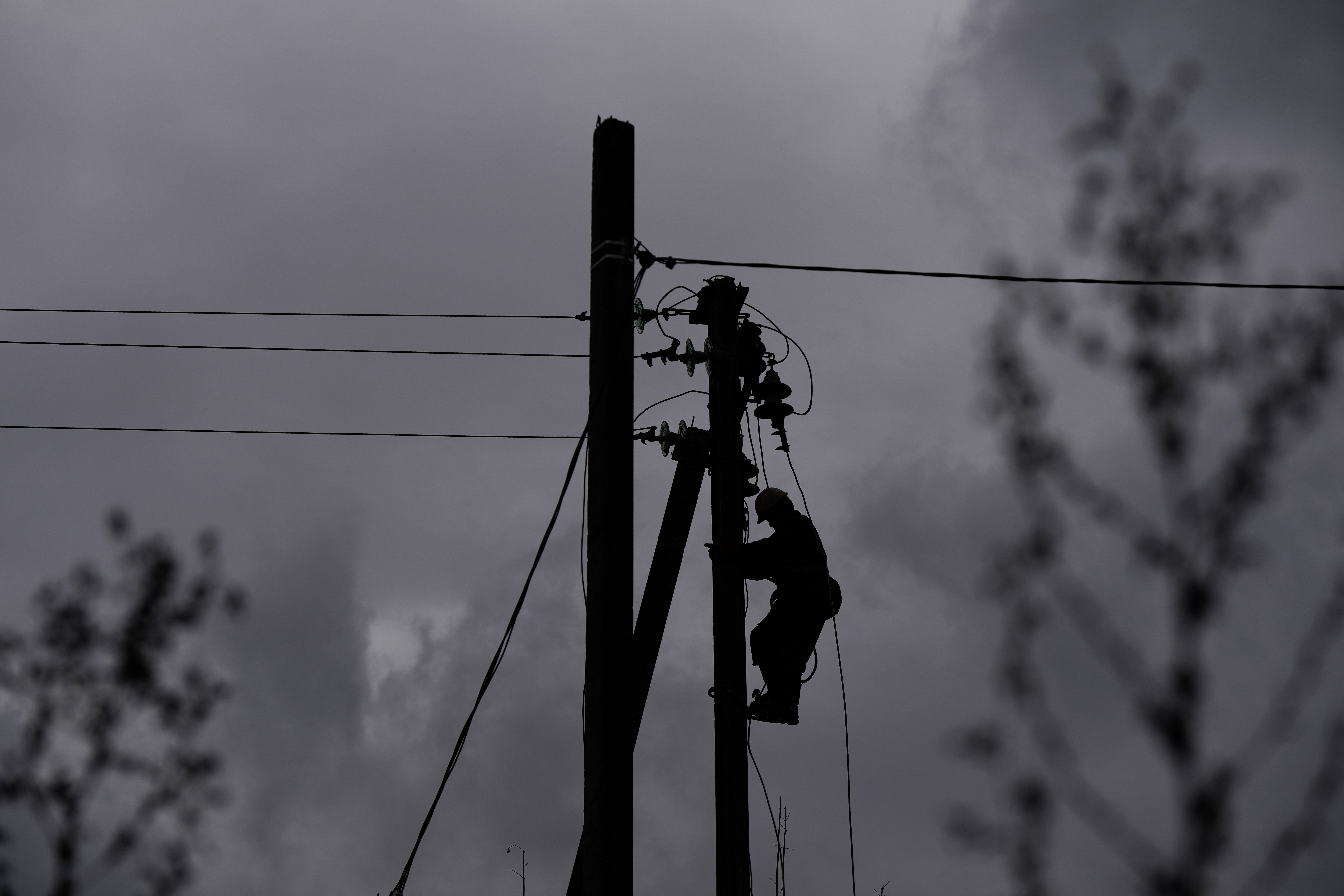 Los ucranianos se preparan para otro invierno con cortes de energía mientras Rusia cambia de táctica