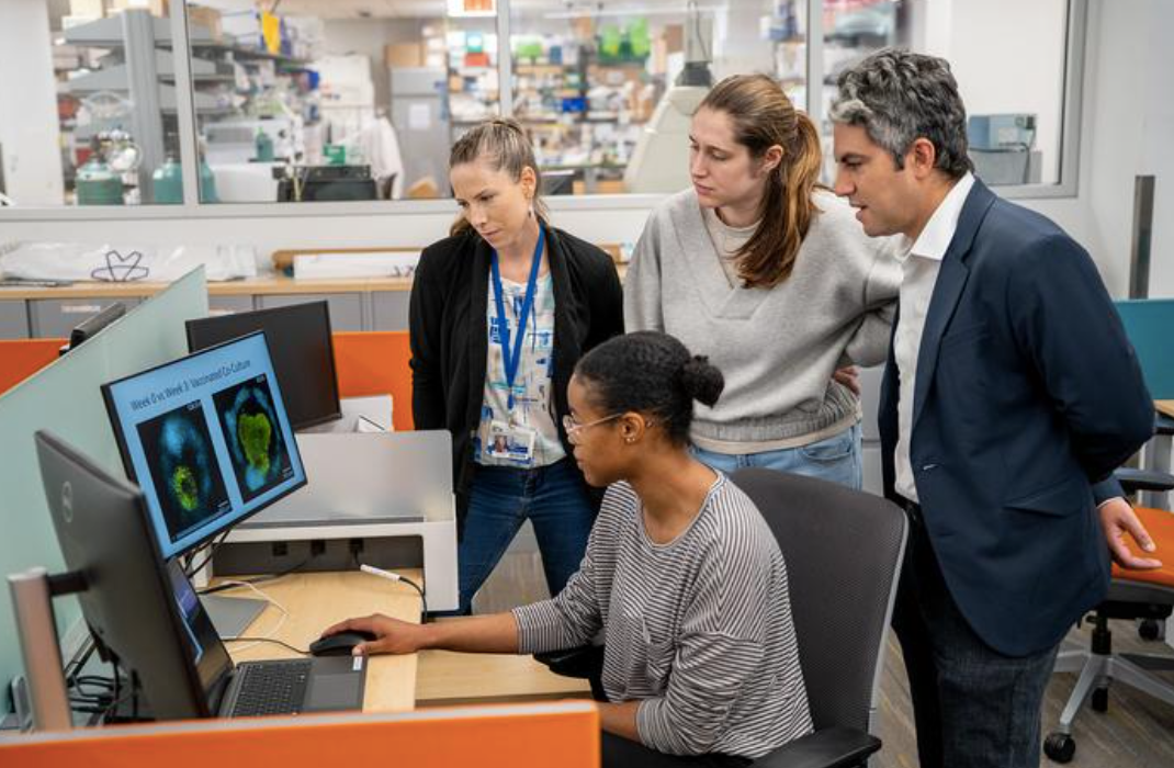 Según el doctor Elias Sayour (derecha), investigador principal, el descubrimiento podría dar lugar a una “vacuna universal contra el cáncer lista para usar en todos los pacientes con cáncer”