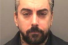El cantante pedófilo Ian Watkins murió por una puñalada en el cuello, afirma pesquisa