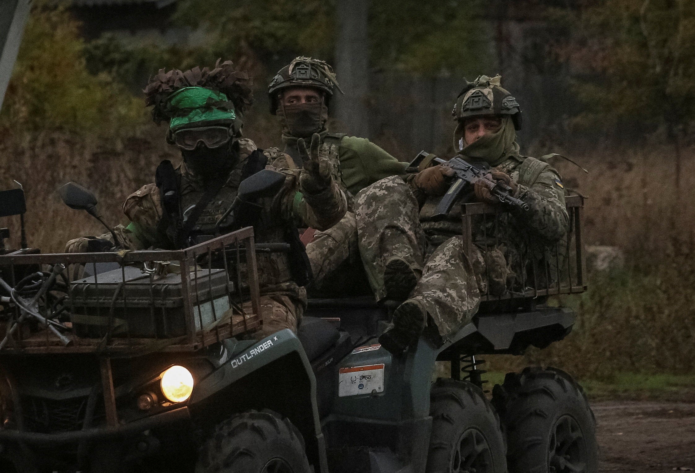 Militares ucranianos montan en un buggy militar, en medio del ataque de Rusia a Ucrania, en la región de Donetsk