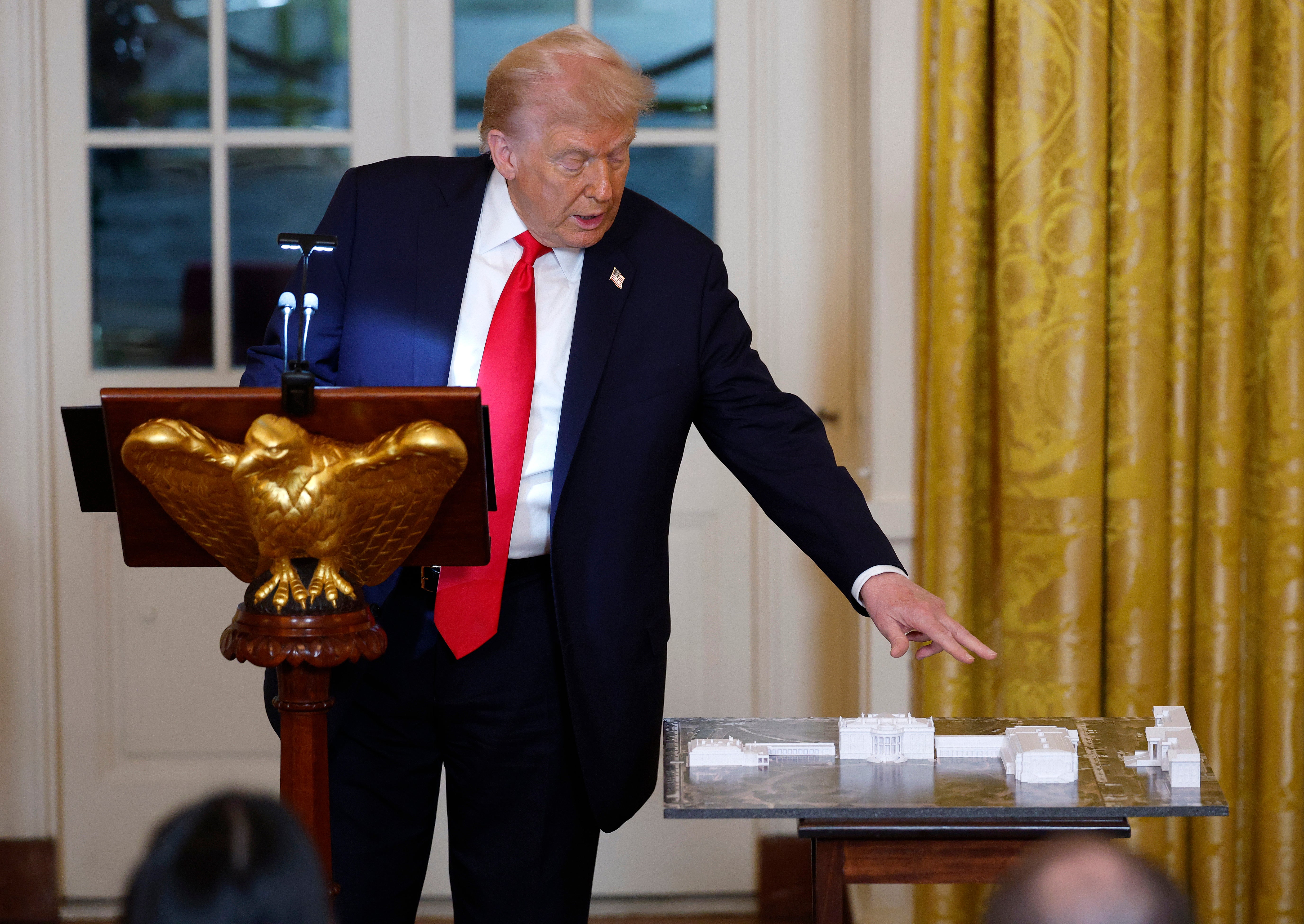 El Ala Este, construida en 1902 y ampliada en 1942 por el entonces presidente Franklin Roosevelt, ha albergado tradicionalmente la Oficina de la Primera Dama y otras dependencias de la Casa Blanca, como la Oficina de Viajes de la Casa Blanca y la Oficina Militar de la Casa Blanca.