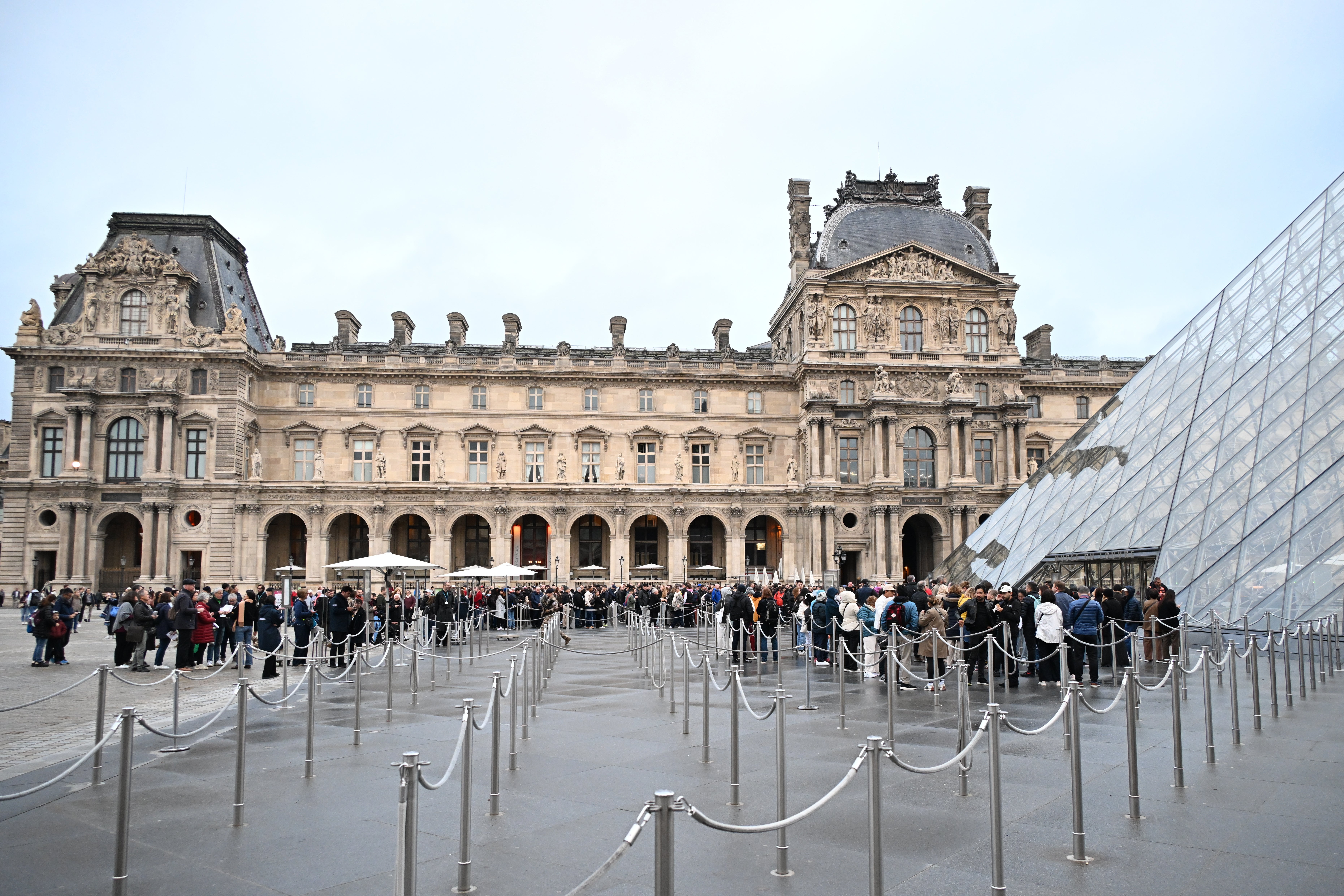 FRANCIA-ROBO EN EL LOUVRE